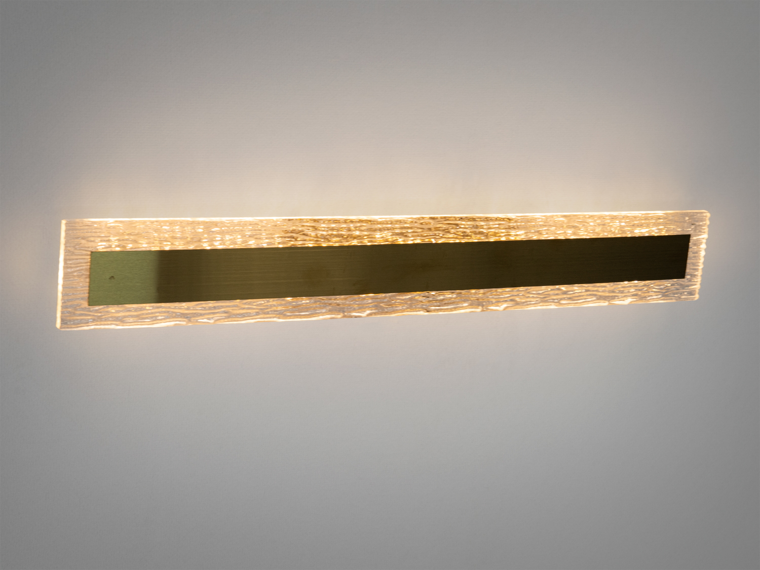 Світильник з теплою підсвіткою, прямокутний, з текстурованим склом, ідеальний для затишних приміщень.