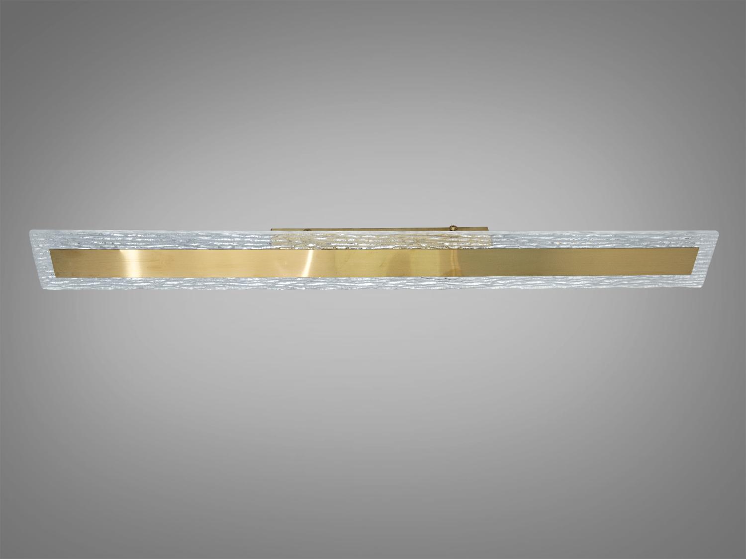 Прямокутний настінний світильник з металу, з акцентом на золотисту вставку, підходить для освітлення вітальні.