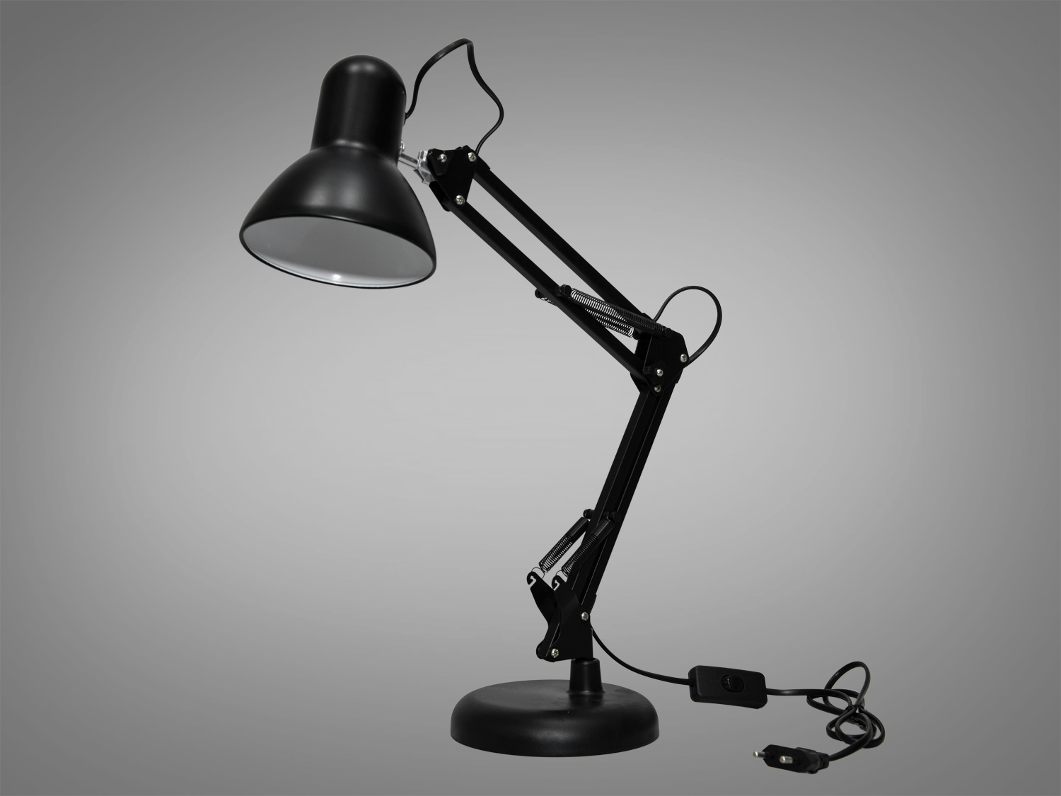Ця класична настільна лампа для читання, виконана у класичному чорному кольорі, дизайні офісних ламп, втілює в собі унікальність лампи, яка виходить за рамки її практичного призначення. Її витончені лінії та ретельно продумана конструкція роблять її не тільки корисним доповненням до робочого простору, але й стильним акцентом, який здатний підкреслити вишуканий смак власника. Лампа нагадує культовий дизайн знаменитого ролика кіностудії Pixar, що додає їй особливого шарму.
Лампа в кабінет є виразом класики та елегантності, де кожен елемент, від міцної основи до гнучкого регульованого корпуса, розроблений з думкою про комфорт та естетику. Корпус лампи, обладнаний різноманітними шарнірами та пружинами, дозволяє легко налаштувати висоту та кут нахилу світла, забезпечуючи оптимальне освітлення для робочих задач.
Як настільна лампа в дитячу, цей світильник може стати вірним супутником у навчанні та іграх маленьких користувачів. Його м'яке, але досить яскраве світло, що виходить з лампи Е27, створює ідеальні умови для читання книг або виконання домашніх завдань, при цьому не створюючи надмірного напруження для дитячих очей.
Для тих, хто шукає доступні, але якісні освітлювальні рішення, ця лампа пропонує можливість купити настільну лампу дешево, не поступаючись в якості. Пропонована ТМ «Діаша», вона стане цінним придбанням для кожного, хто вважає за краще функціональність поєднану з дизайнерськими рішеннями.
Як настільна лампа на робочий стіл, цей світильник забезпечує не лише ефективність, а й додає елемент особистого стилю до робочого місця. Його лаконічний дизайн та висока мобільність дозволяють вільно маневрувати світлом, адаптуючи його для будь-яких потреб.
Використання патрона Е27 забезпечує легкість у виборі та заміні лампочок, роблячи цю настільну лампу не тільки стильним, але й практичним вибором для освітлення.
Таким чином, ця настільна лампа не просто освітлює простір, але й вносить в нього відчуття спокою, зосередженості та індивідуальності. Вона створює атмосферу, в якій легко знайти натхнення для творчості та праці, водночас будучи вишуканим доповненням до будь-якого інтер'єру.
