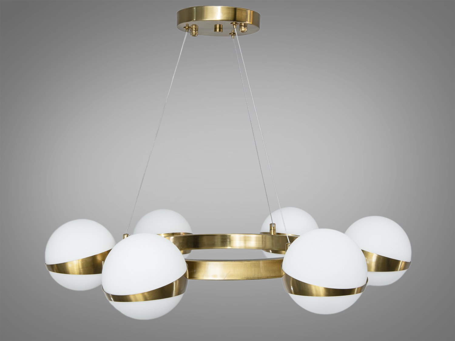 Люстра з круглими акриловими плафонами на бронзовій основі, підвісна конструкція, ідеальна для вітальні.