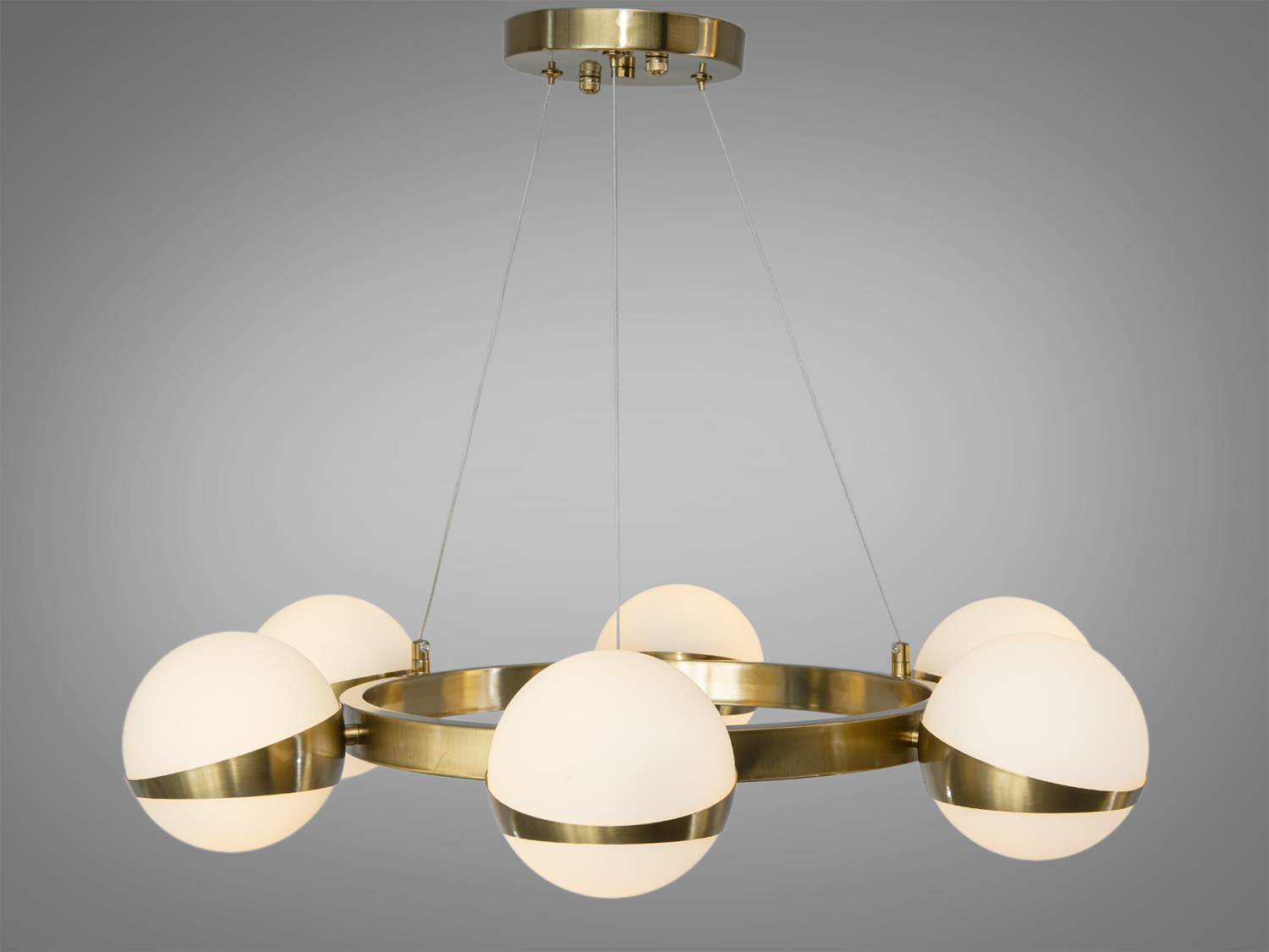 Сучасна люстра з шістьма плафонами з матового акрилу, підвісна на тросах, підходить для офісного простору.