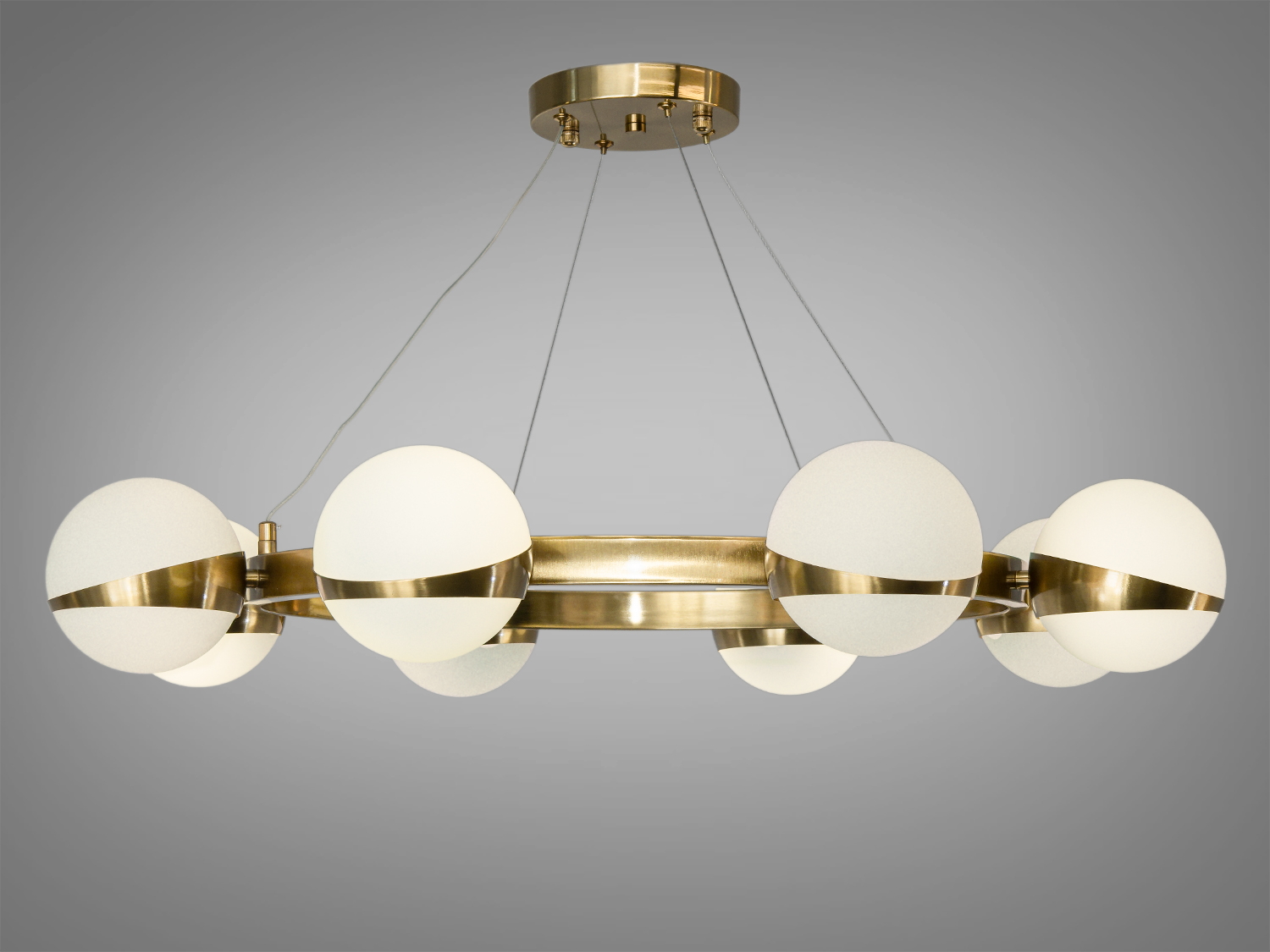 Люстра з матовими плафонами, підвішена на тросах, з бронзовим кільцем, створює м′яке освітлення, підходить для спальні.