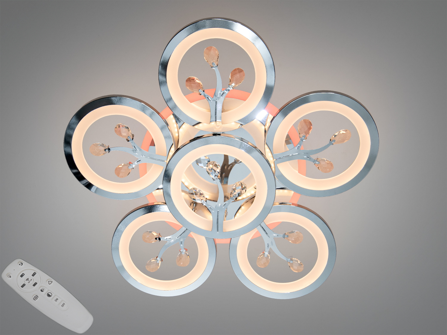 Основний акцент лед люстри — шість стильних круглих плафонів, які мають мяке сяйво, підкреслене витонченими декоративними елементами, що нагадують гілки з прозорими краплинами.