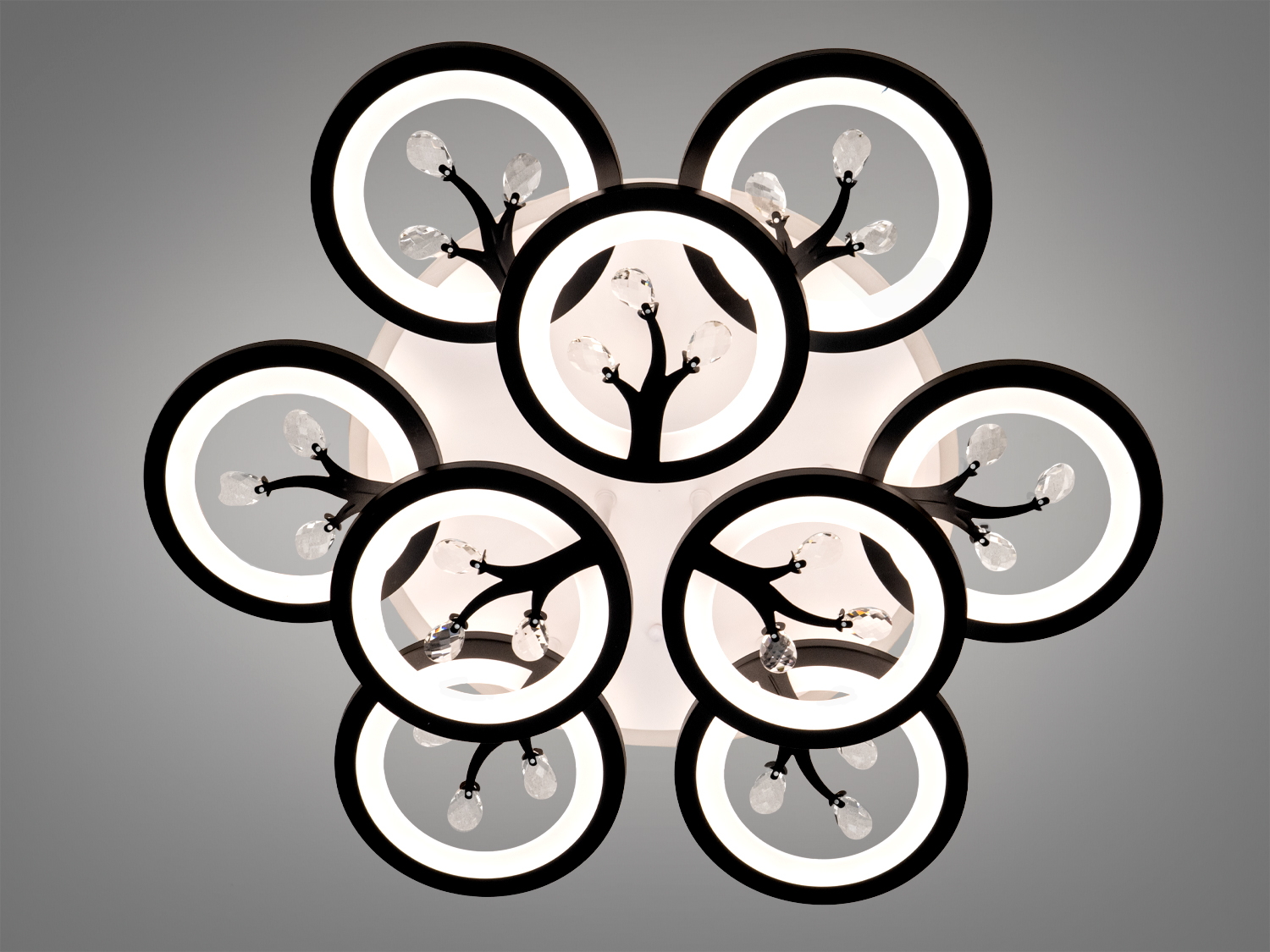 Стельовий світильник з білим світлом, кристалами та кільцями. Відмінно підходить для офісних приміщень, забезпечує яскраве освітлення.