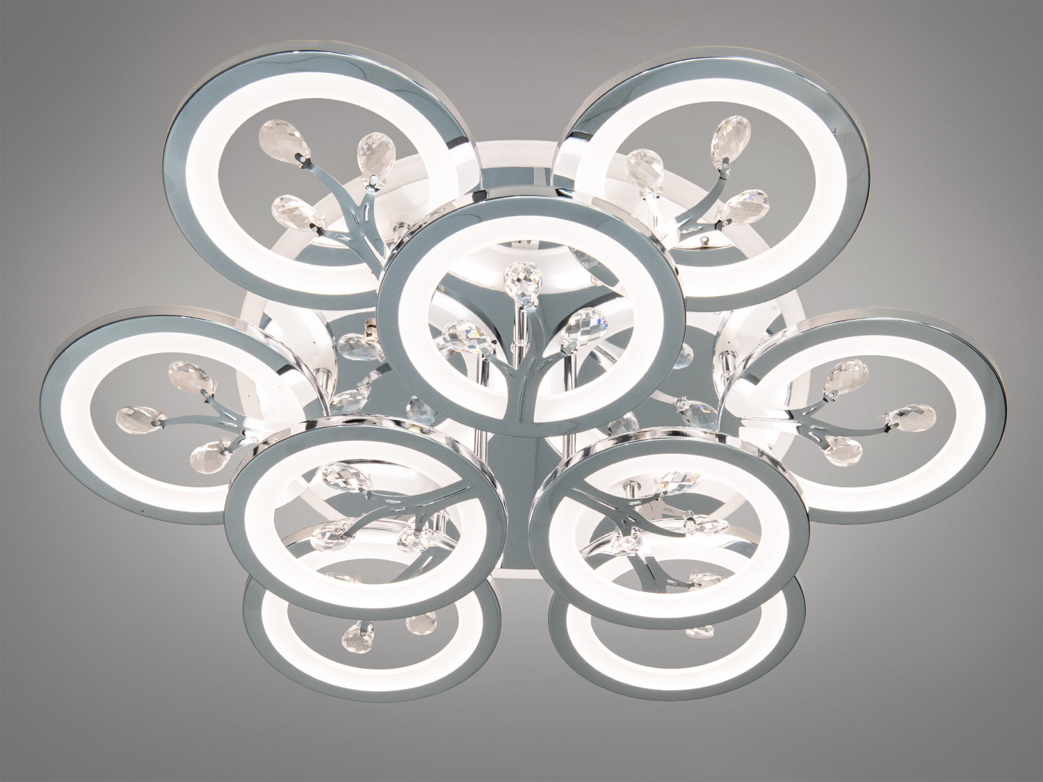 Світильник з хромованими кільцями та кристалами, забезпечує яскраве освітлення. Підходить для офісів.