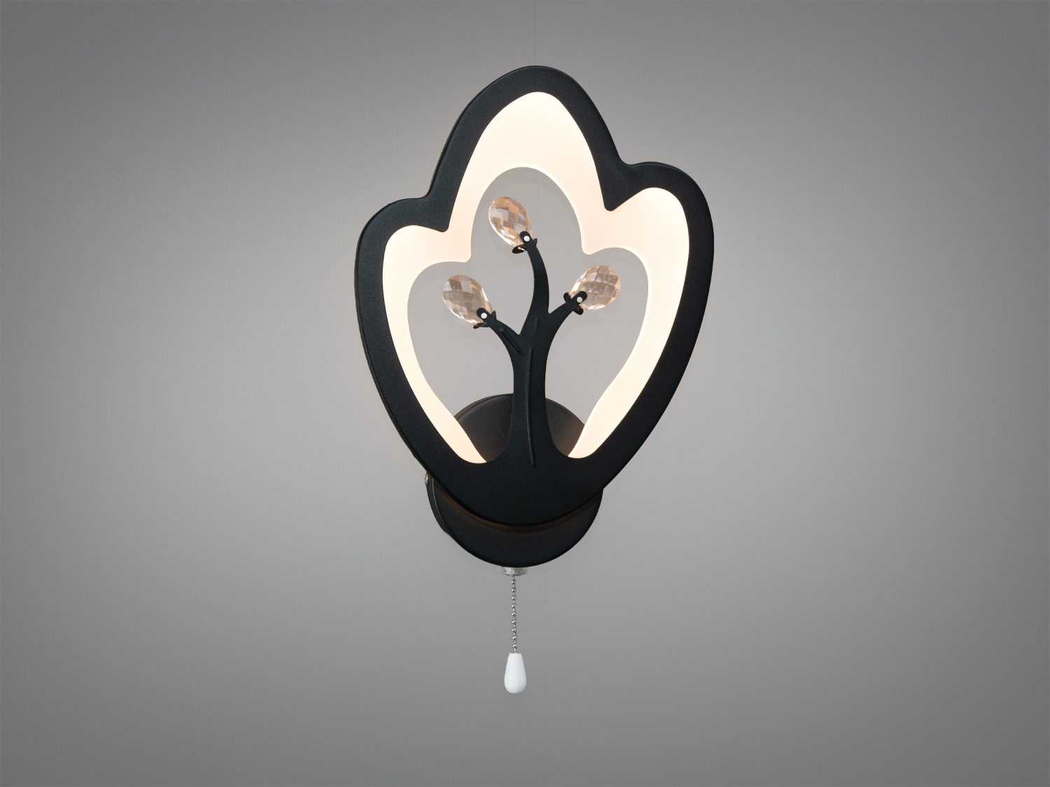 Декоративний світильник з білим підсвічуванням у формі пелюстки, прикрашений прозорими акриловими вставками. Ідеальний для стильного інтер′єру.