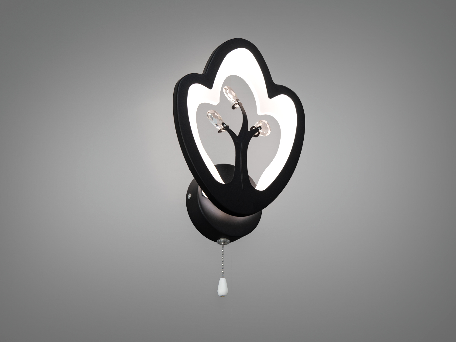 Сучасний настінний світильник у формі листка з чорним обрамленням. Має прозорі акрилові вставки та шнурок для ввімкнення. Підходить для вітальні.