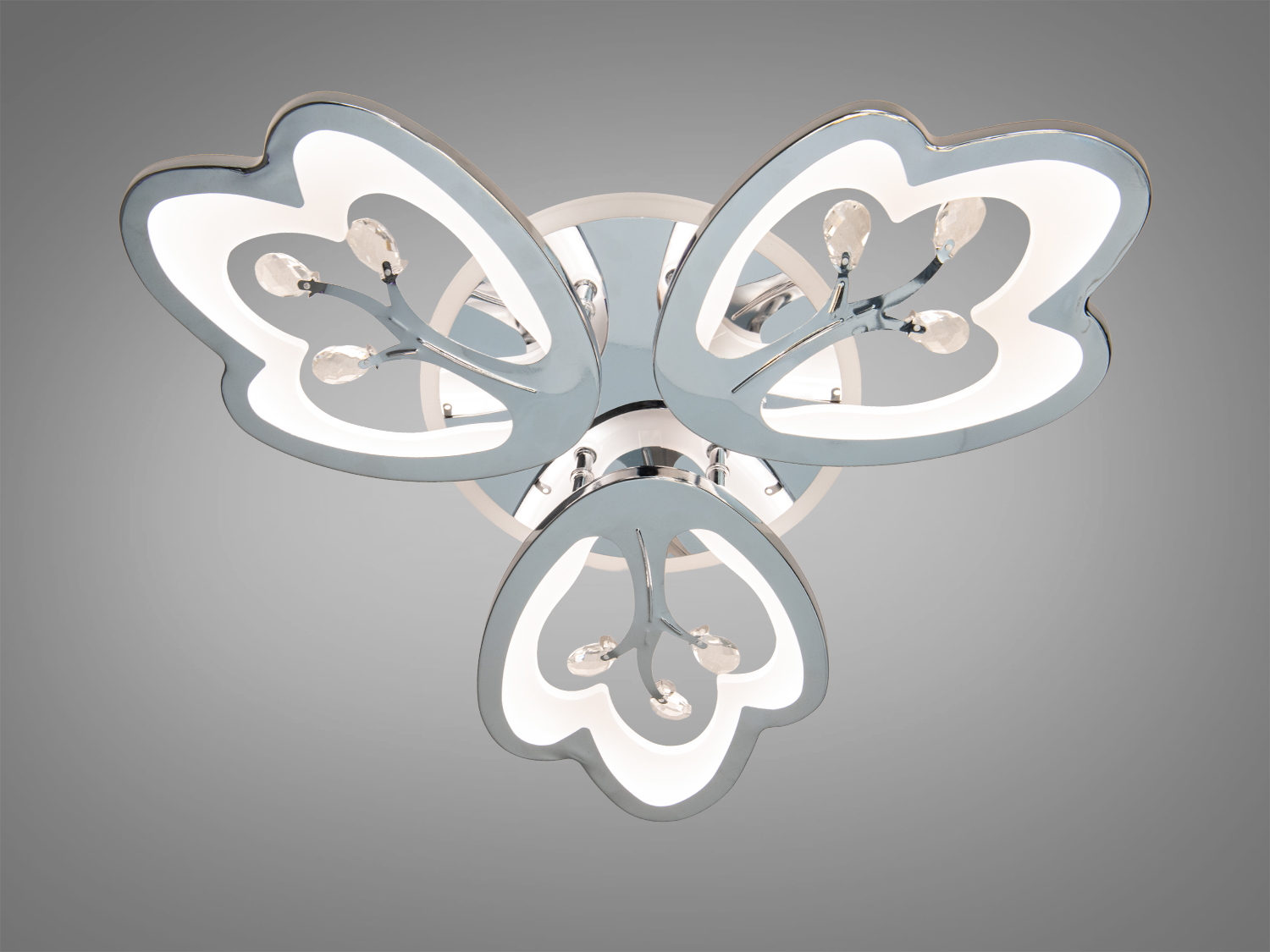 Стельовий світильник із трьома серцеподібними елементами, виконаний у хромованому стилі. Підходить для спальні.