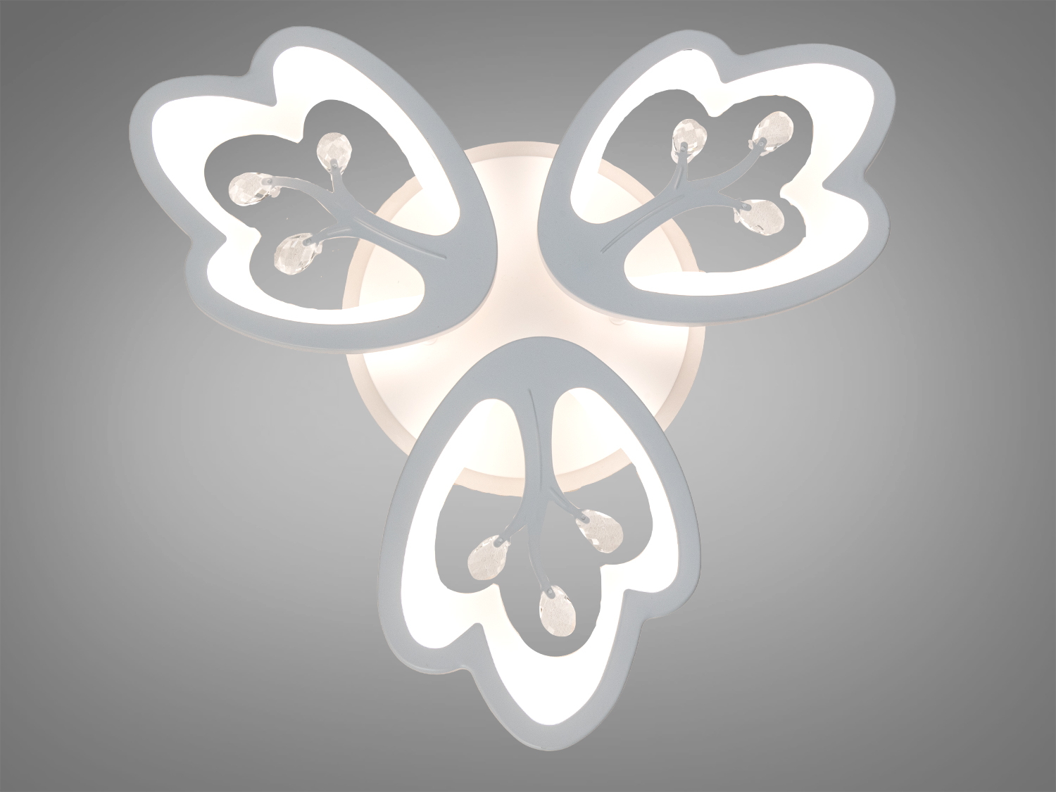 Стельова люстра з нейтральним світлом, має три пелюстки з кришталевими вставками. Підходить для будь-якого інтер′єру.