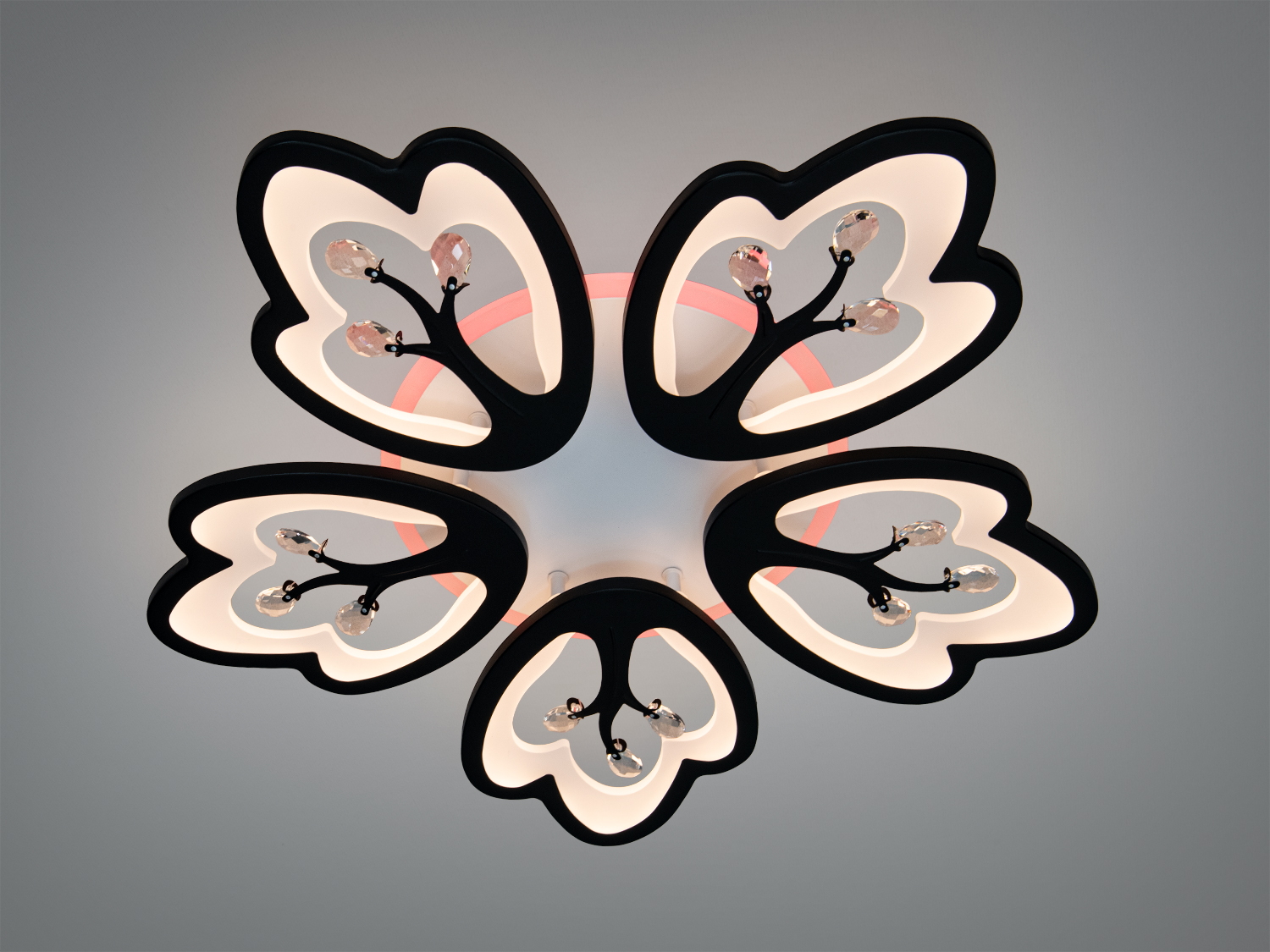 Стельовий світильник у формі квітки з чорними пелюстками, тепле біле світло, призначений для монтажу в сучасних житлових приміщеннях.