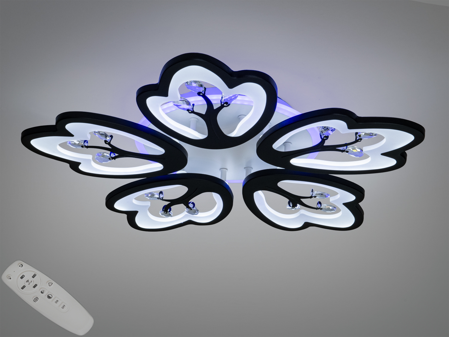 Чорна стельова LED люстра у формі квітки: 5 пелюсток, 90 Вт, димер і пульт. Підходить орієнтовно для 15 м², легкий монтаж та низький профіль.