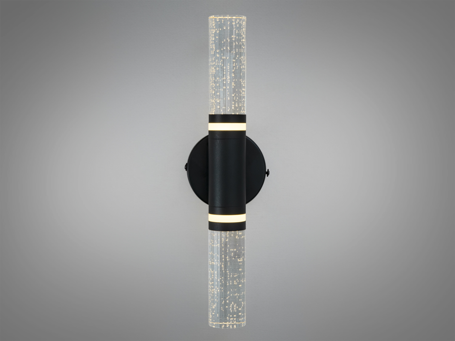 Настінний світильник з акриловими трубками, тепле світло, чорний корпус, вертикальний монтаж.