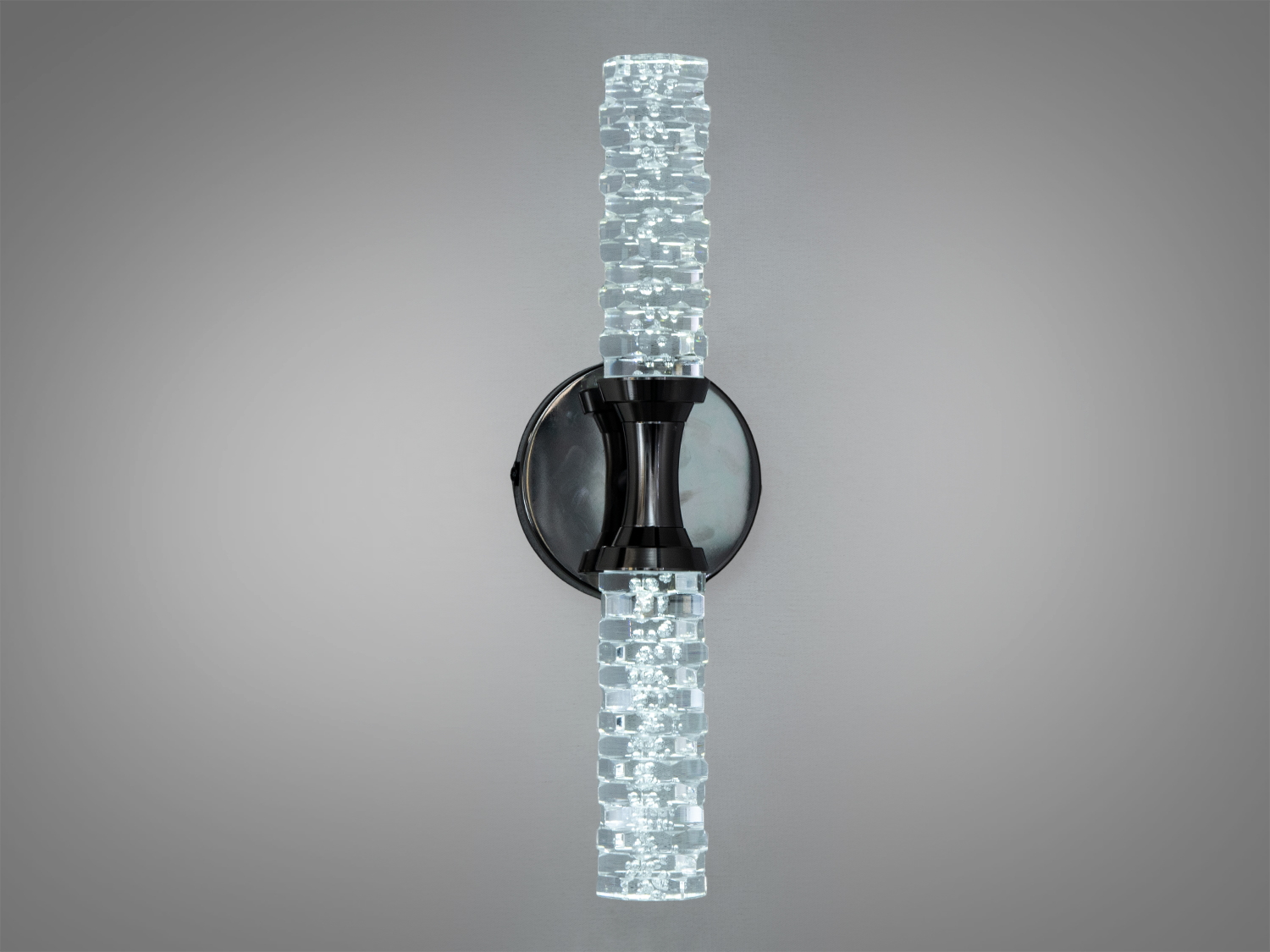 Світильник з вертикальною орієнтацією, має круглу основу. Ідеально підходить для ванних кімнат.