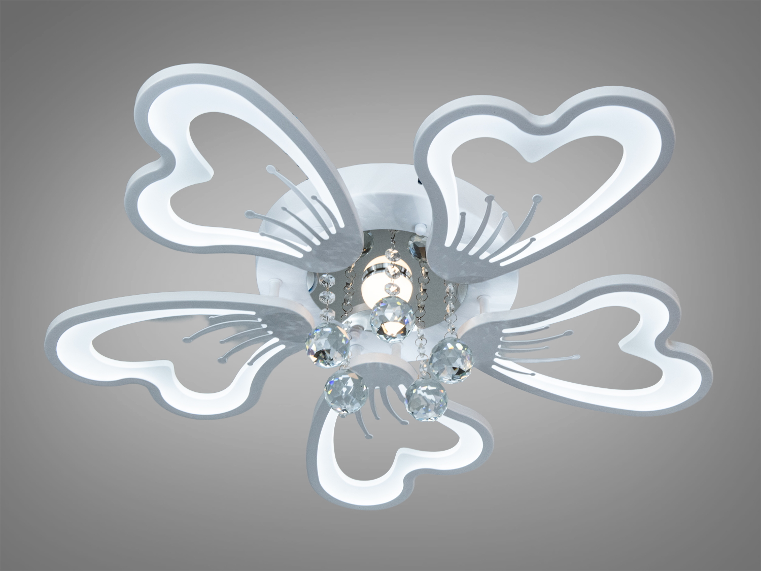 Стельовий світильник у формі метелика з кришталевими підвісками. Вбудовані LED-лампи забезпечують м′яке освітлення, ідеально для спальні.