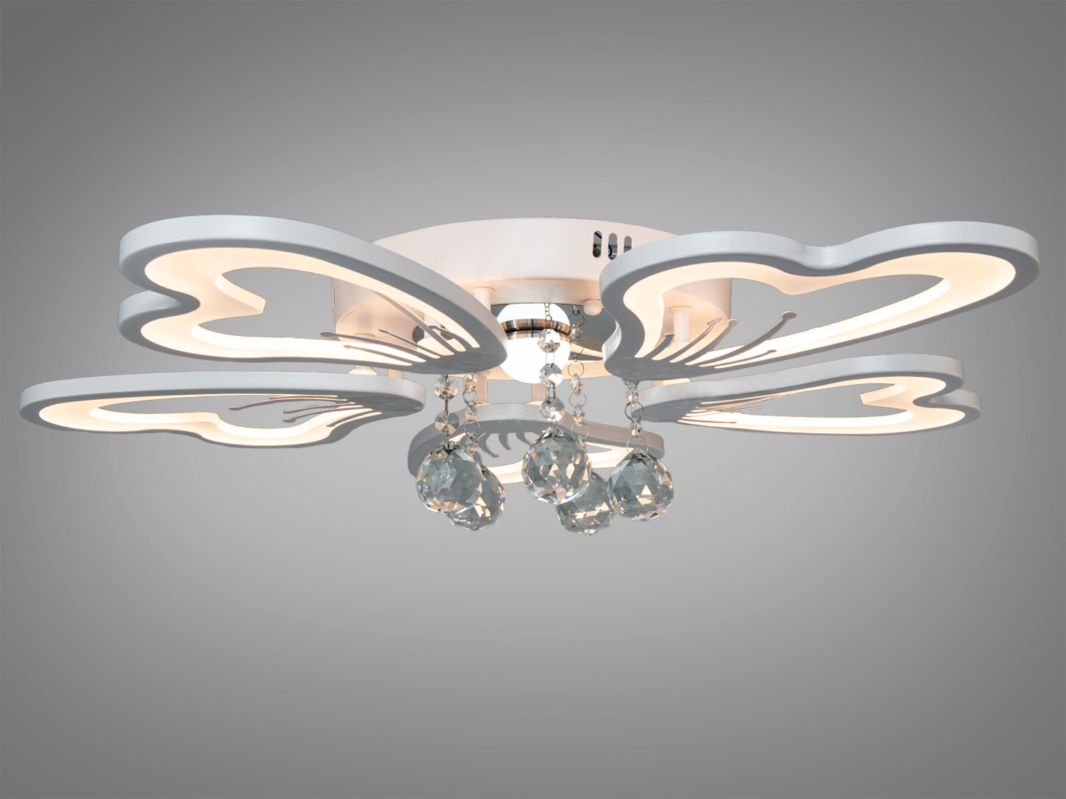 Декоративний світильник у формі метелика з боковим виглядом. Металевий корпус та скляні підвіски створюють стильний акцент у будь-якому інтер′єрі.