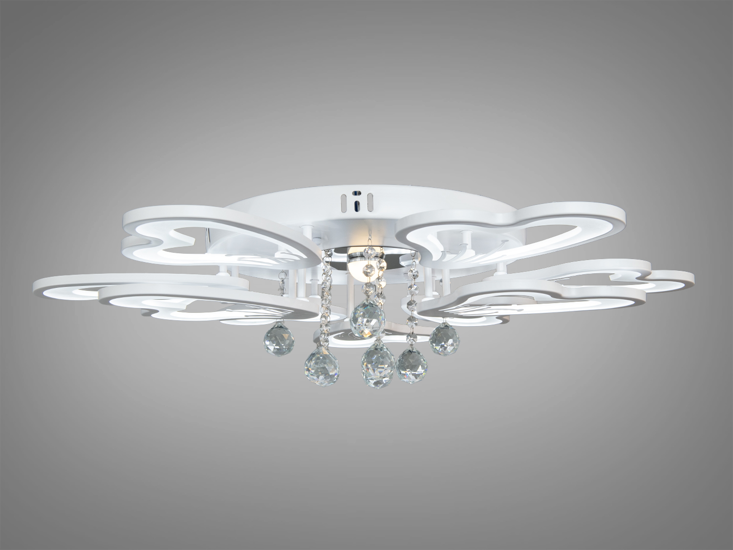 Плафонний світильник з серцеподібними елементами, оснащений кришталевими підвісками. Підходить для спальні або вітальні.