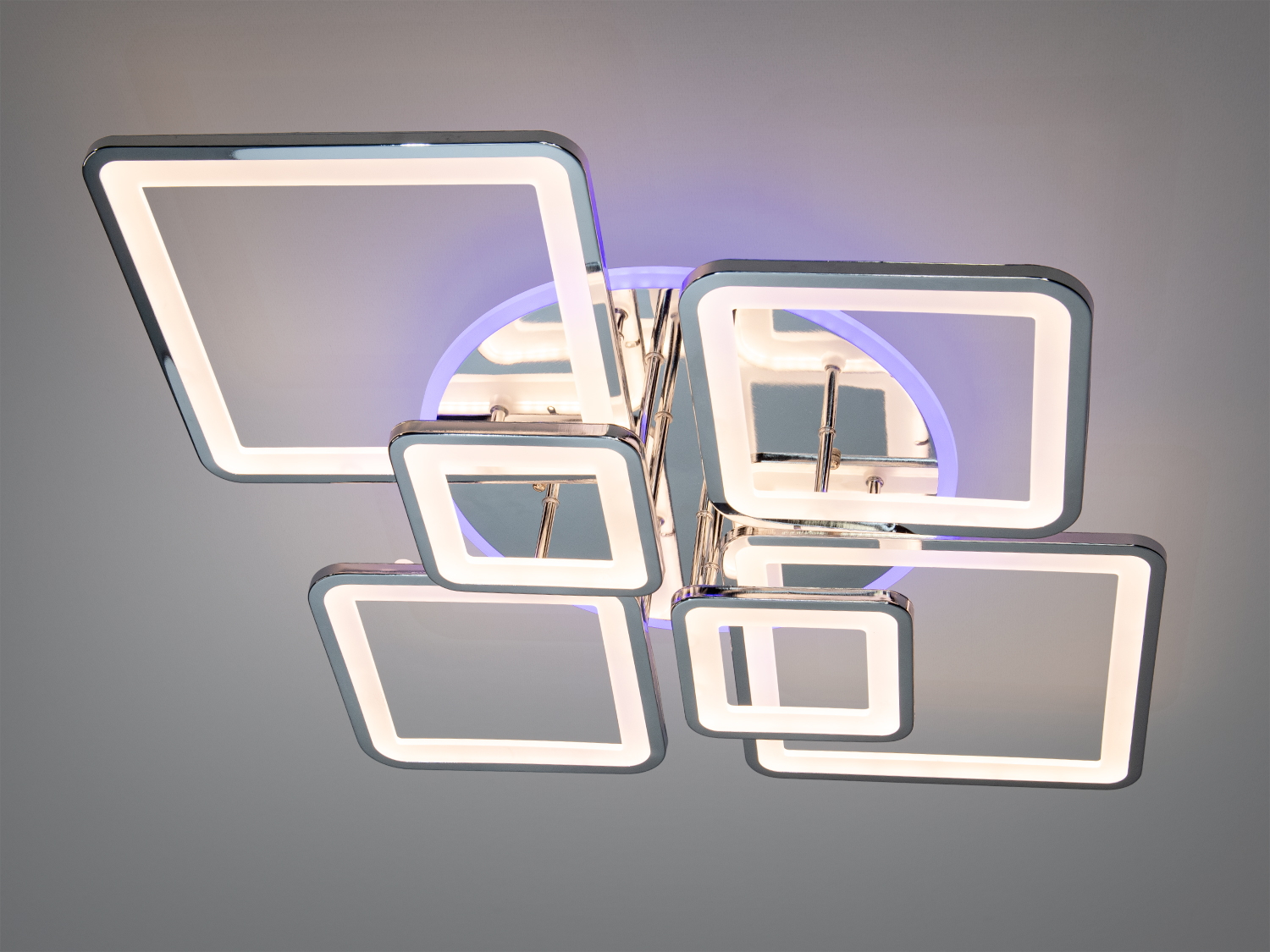 Стельовий світильник з пультом дистанційного керування, що дозволяє змінювати режим освітлення. Квадратні LED-елементи.