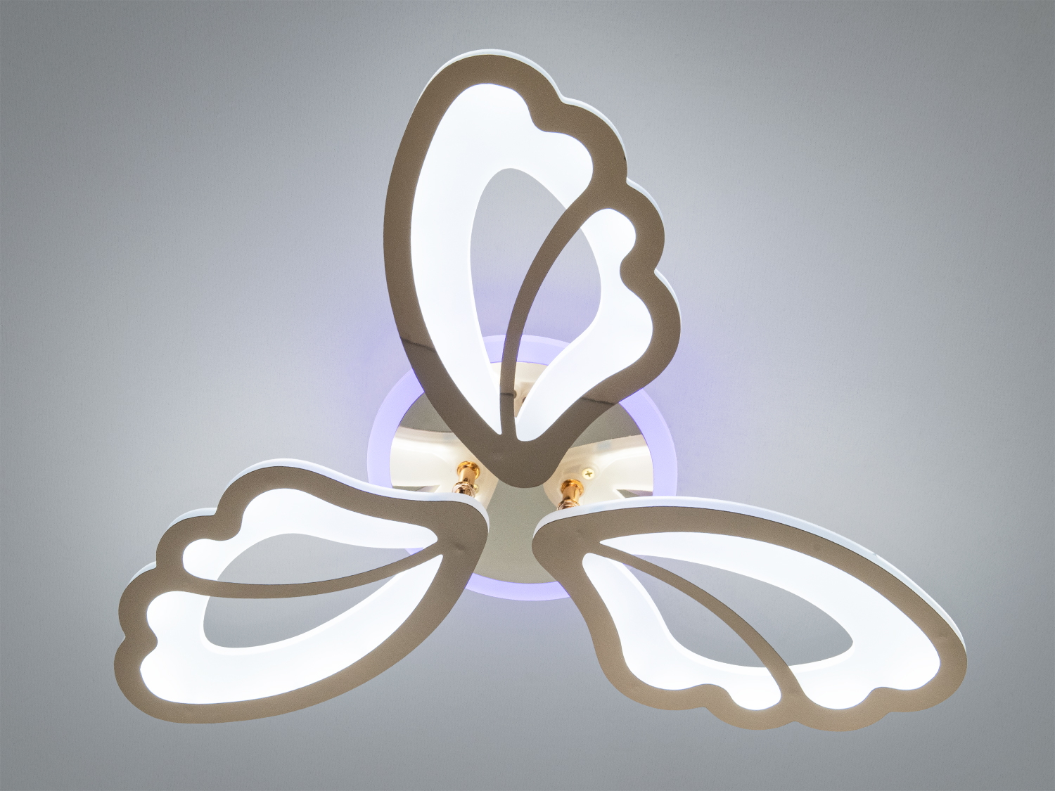 Лампа з трьома пелюстками, що світяться, з білим світлом. Підходить для монтажу на стелі в сучасних приміщеннях.