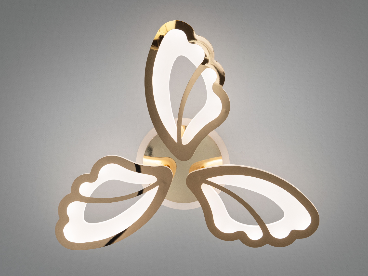 Стельова лампа з трьома пелюстками золотистого кольору, що світяться. Відмінно підходить для елегантних інтер′єрів.