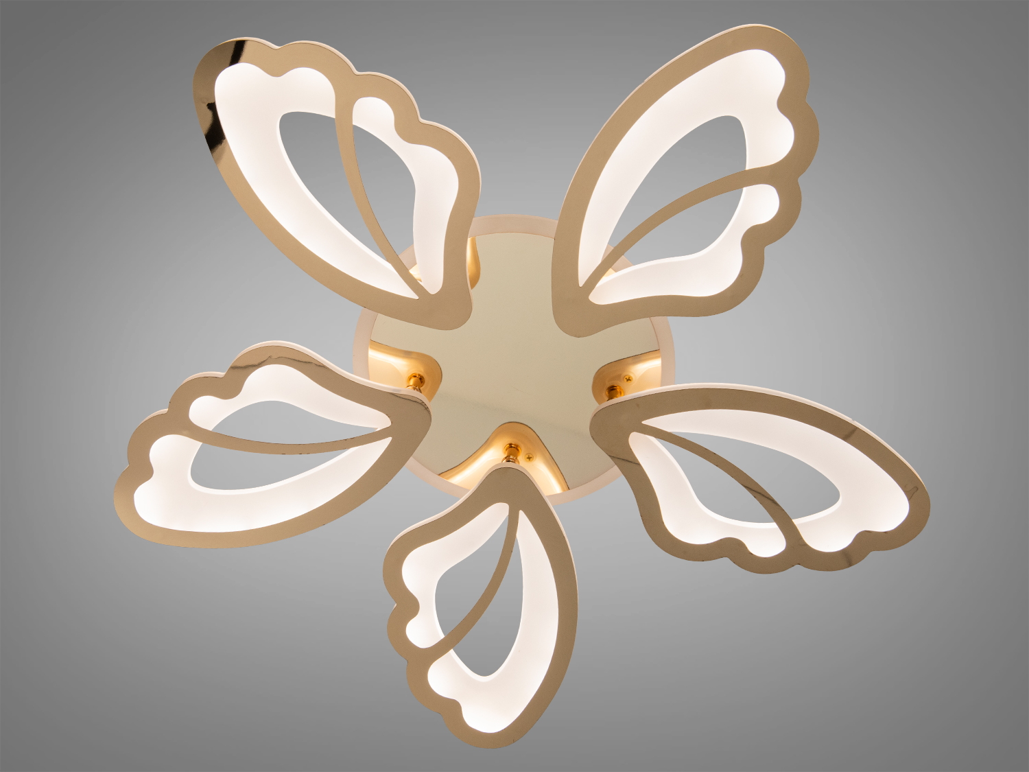 Стельова люстра з п′ятьма елементами у формі крил, виконана з металу, підходить для просторих кімнат.