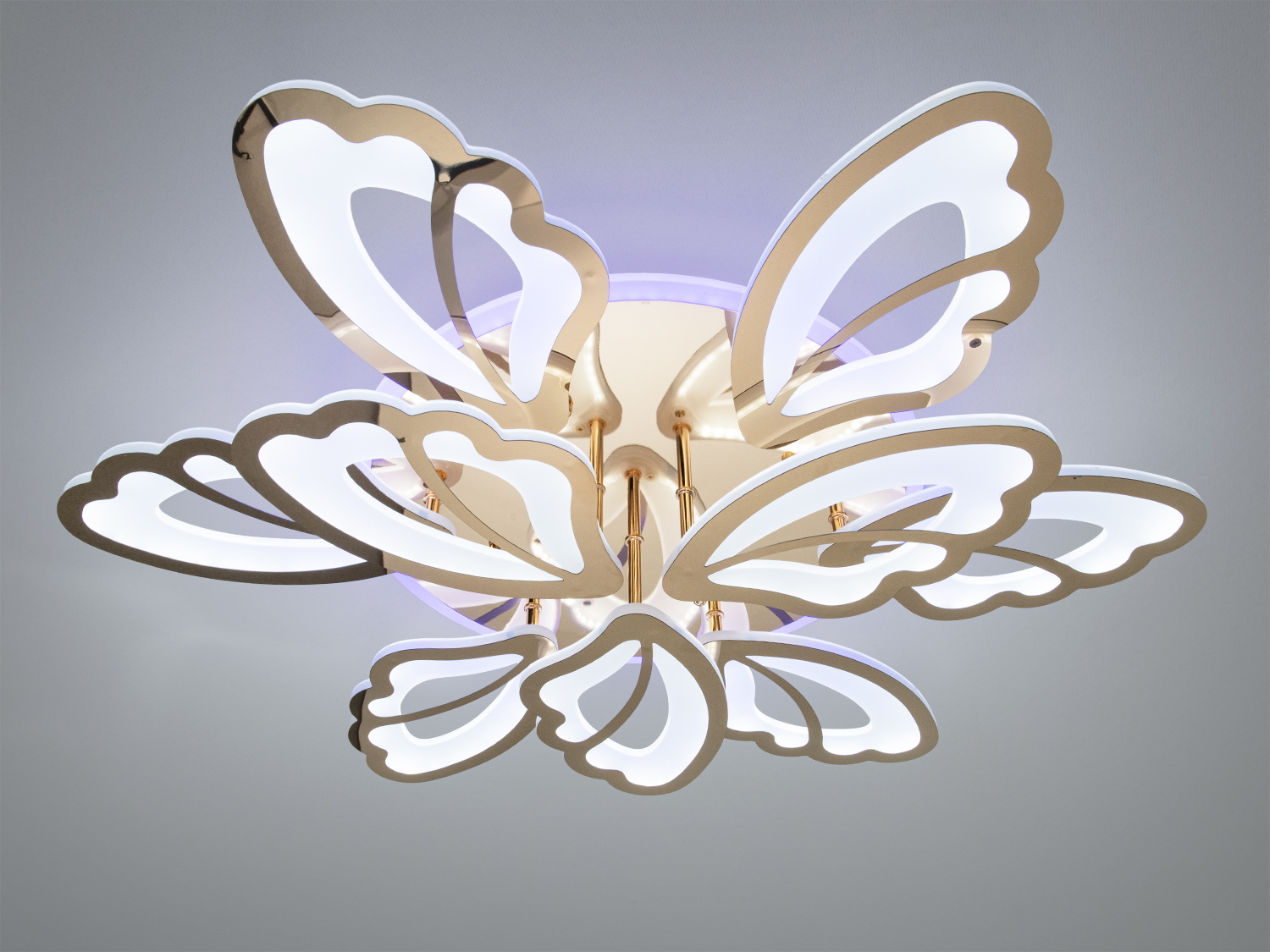 Стельовий світильник у вигляді метелика з білим світлом, ідеальний для освітлення вітальні або спальні.