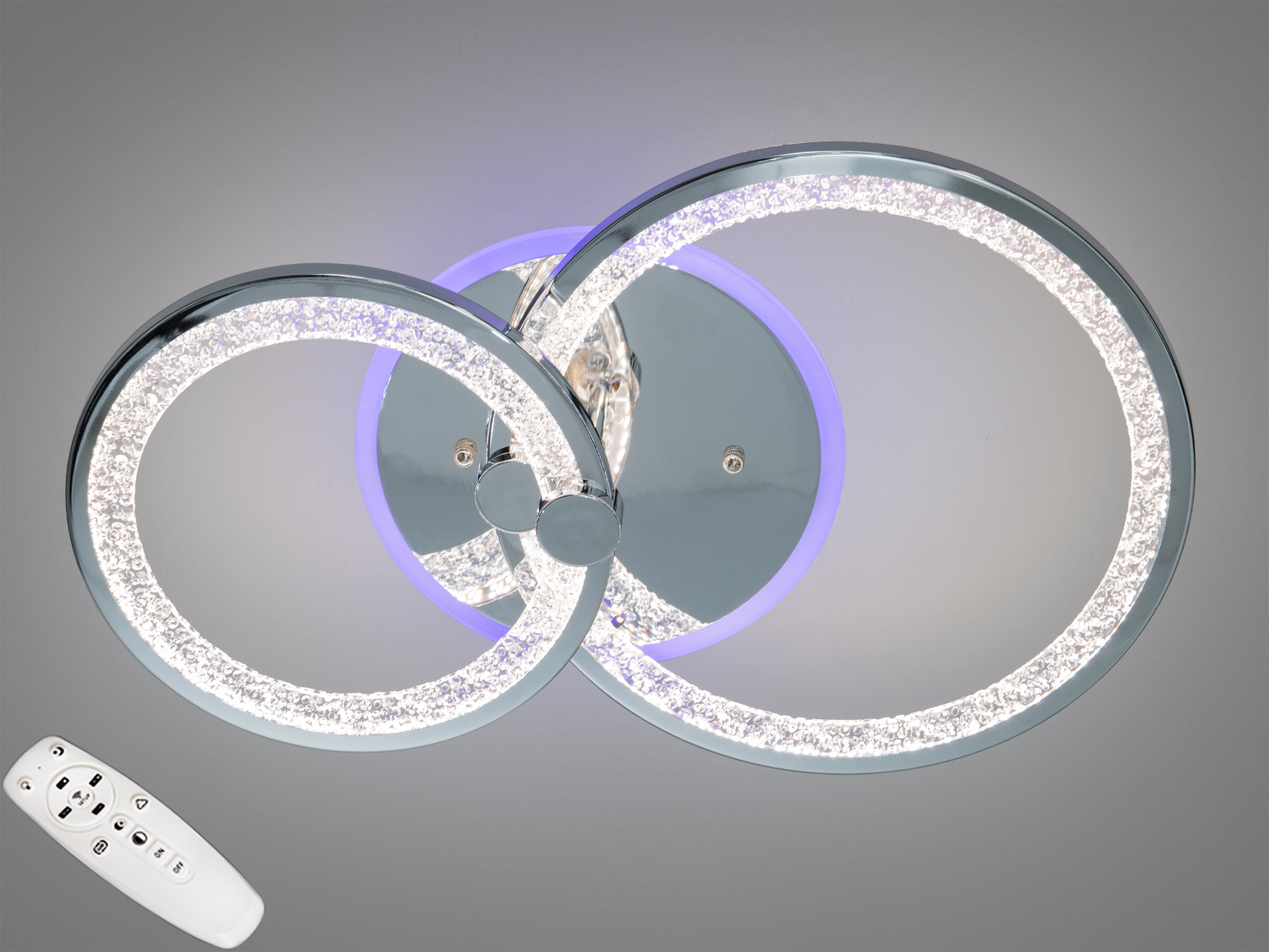 Стельовий світильник з двома кільцями, виконаними з металу, з вбудованим дистанційним керуванням для зручного регулювання освітлення.