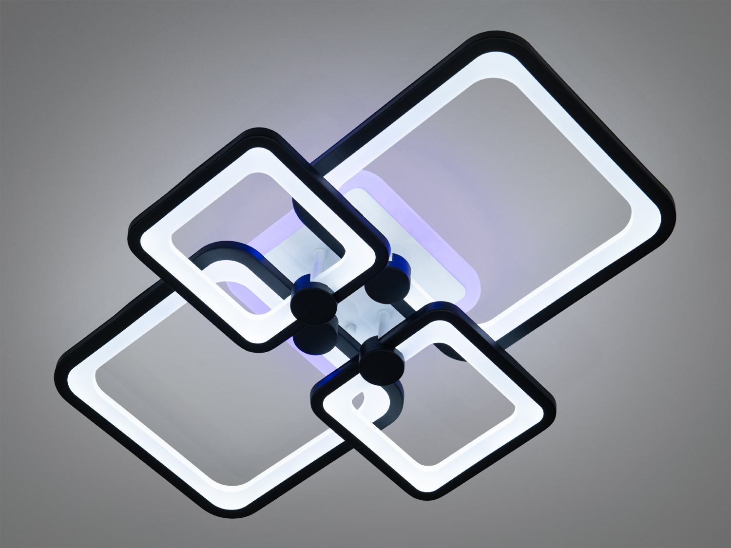 Лампа зі світлодіодними квадратами, оснащена пультом дистанційного керування. Ідеальна для освітлення вітальні чи офісу.