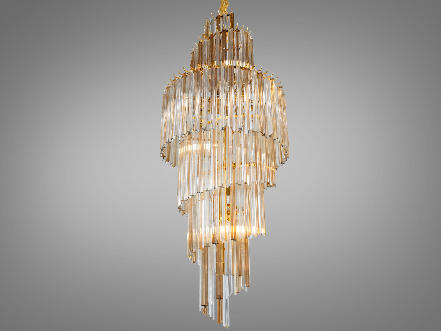 Каскадна кришталева люстра у золоті з 16 патронами E14 та діаметром близько 600 мм. Вага понад 36 кг, лампи не входять. Підходить для високих приміщень.