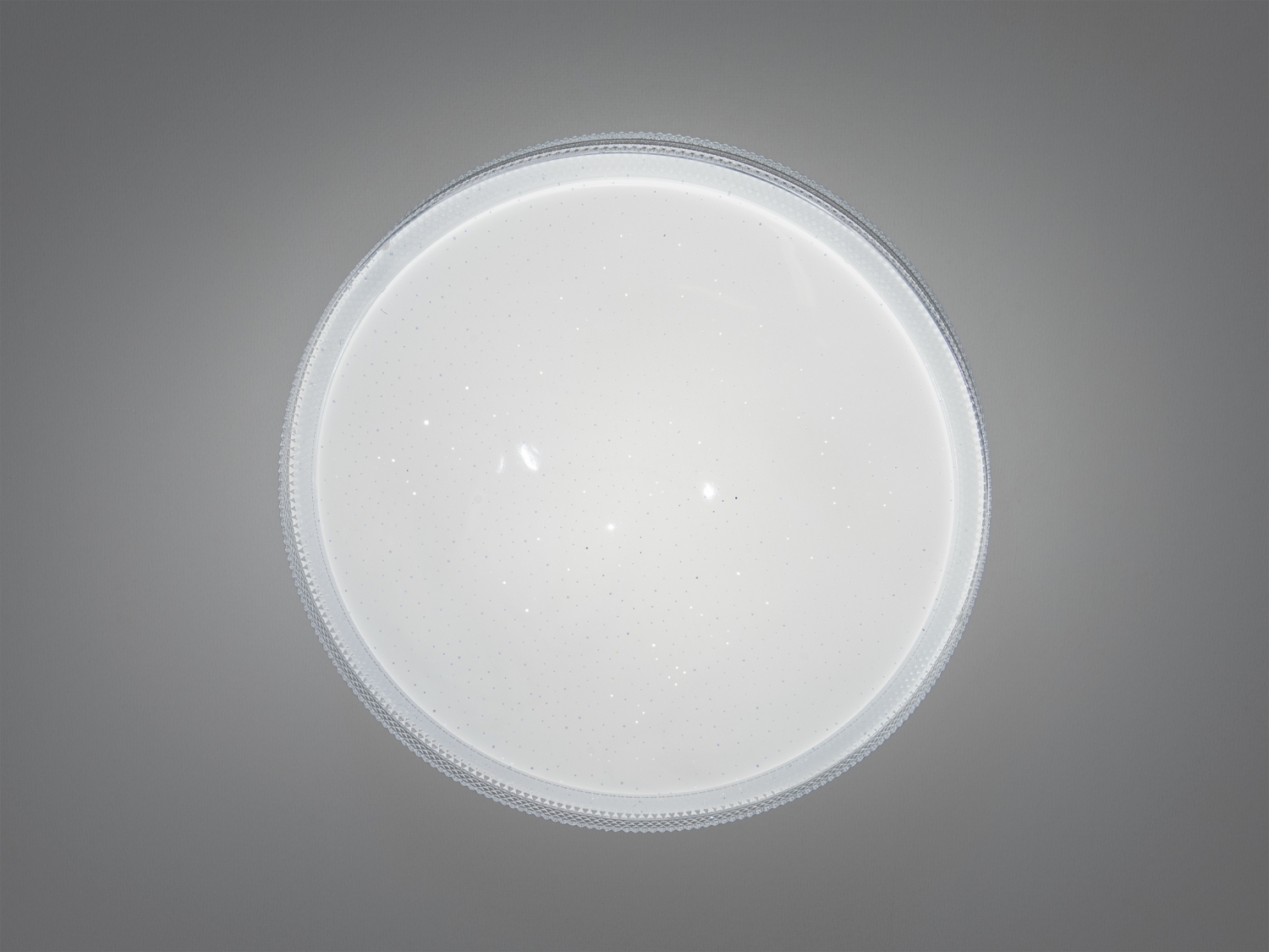 Стельова лампа з рівномірним світлом і гладкою поверхнею. Ідеальна для освітлення великих приміщень.