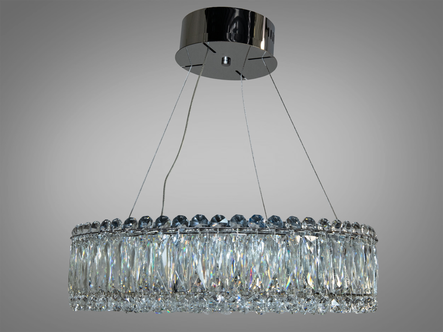 Елегантна кришталева люстра з вертикальними підвісками, що забезпечує м′яке освітлення. Ідеальна для спальні.