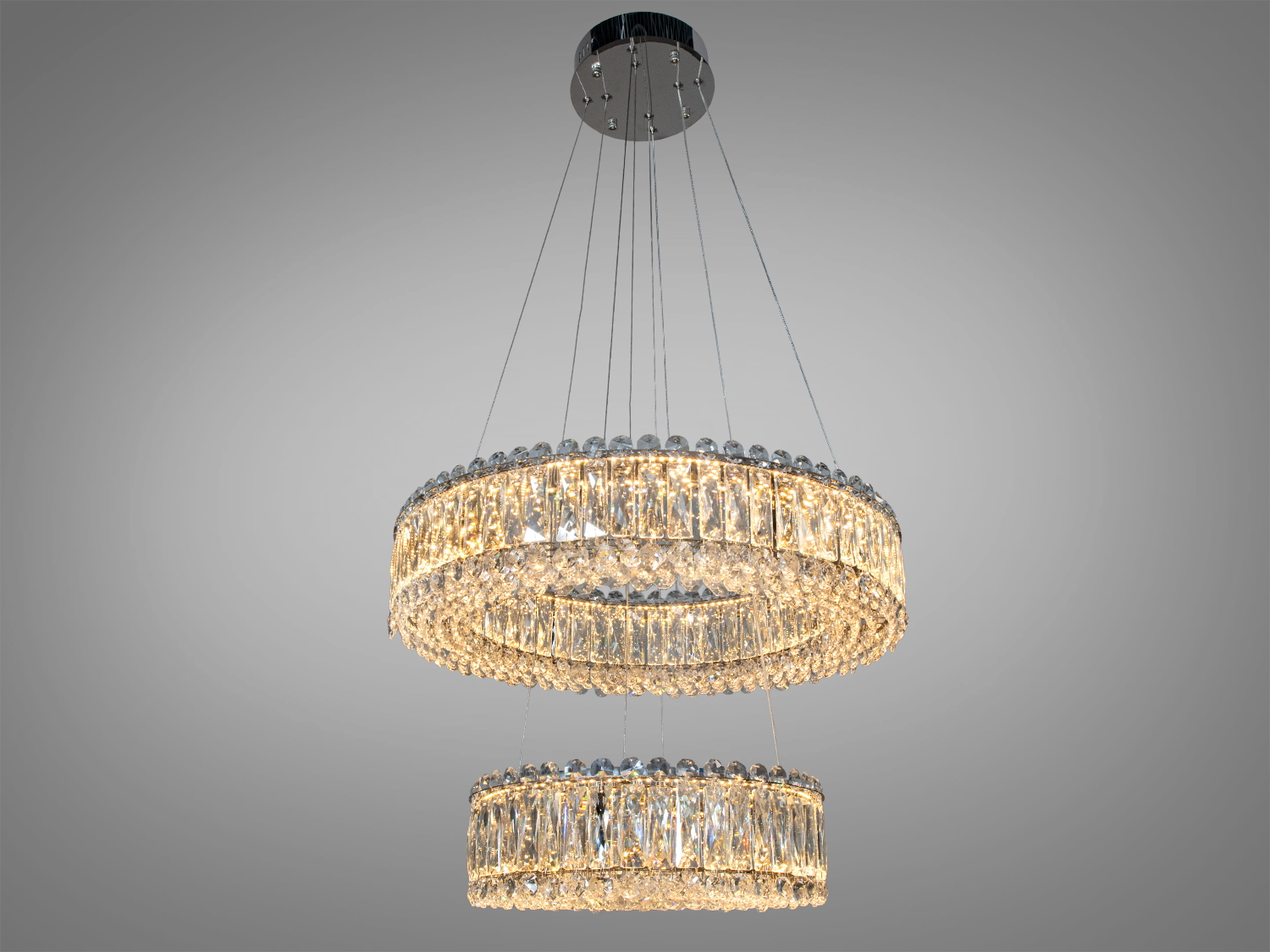 Дворівнева люстра з кришталевими підвісками, що відбивають світло. Підходить для елегантного інтер′єру.