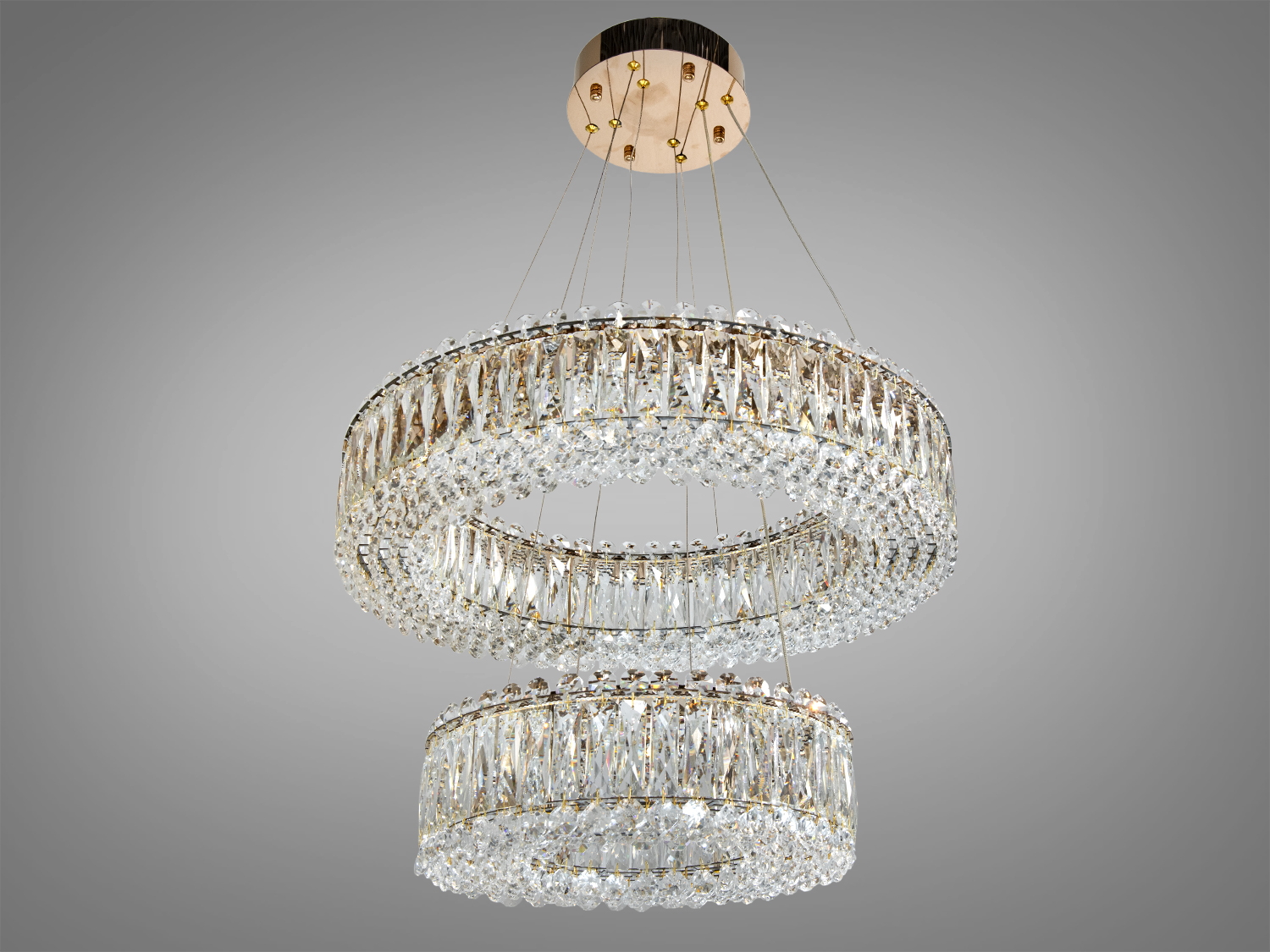 Люстра з двома кільцями та кришталевими підвісками, підходить для високих стель, додаючи розкішний акцент.