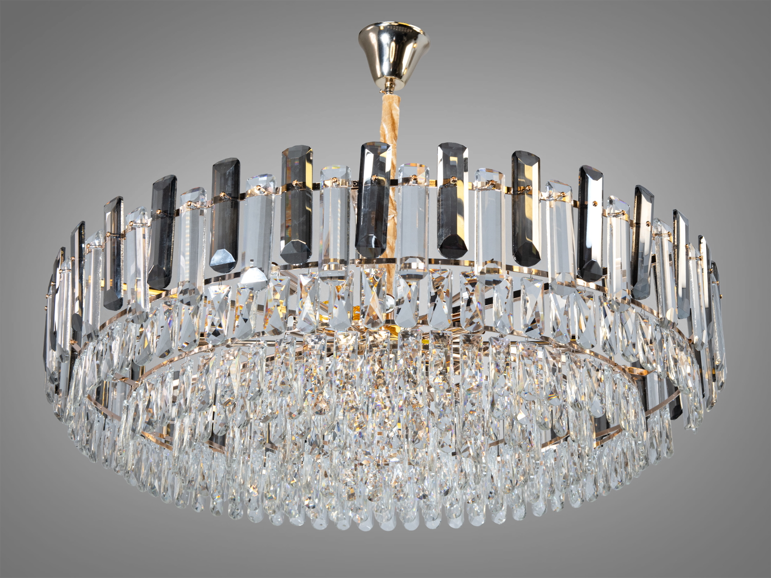 Кришталі люстри ретельно підібрані та відшліфовані, щоб максимально ефективно розсіювати світло, створюючи зачаровуючі візерунки на стелі та стінах.