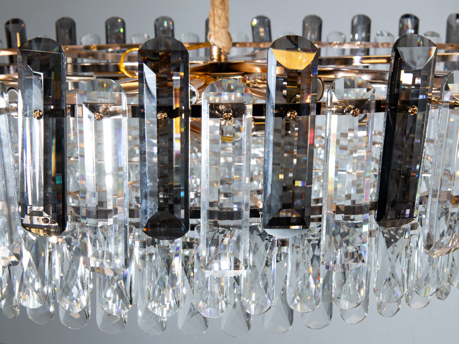 Кожен ряд кришталів акуратно розташований таким чином, щоб кожна призма чудово відбивала світло, створюючи множину світлових пучків.