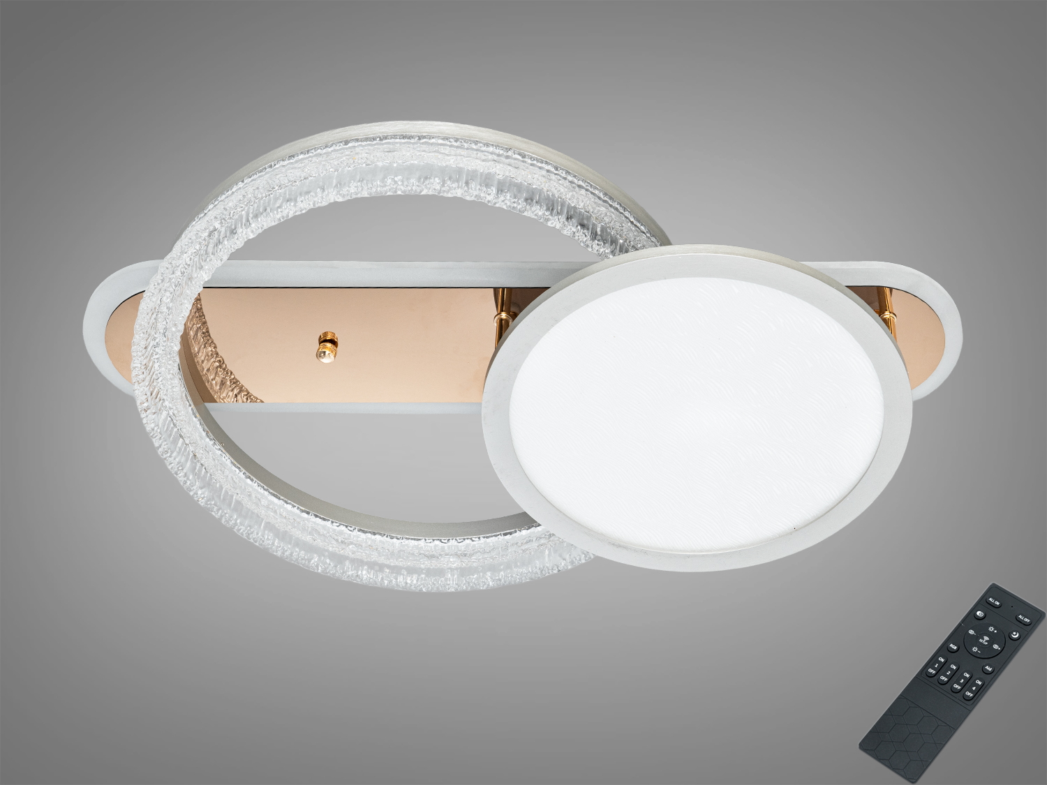Світильник з круглим акриловим LED-елементом та текстурованим акриловим кільцем, оснащений пультом дистанційного керування для зручного налаштування освітлення.