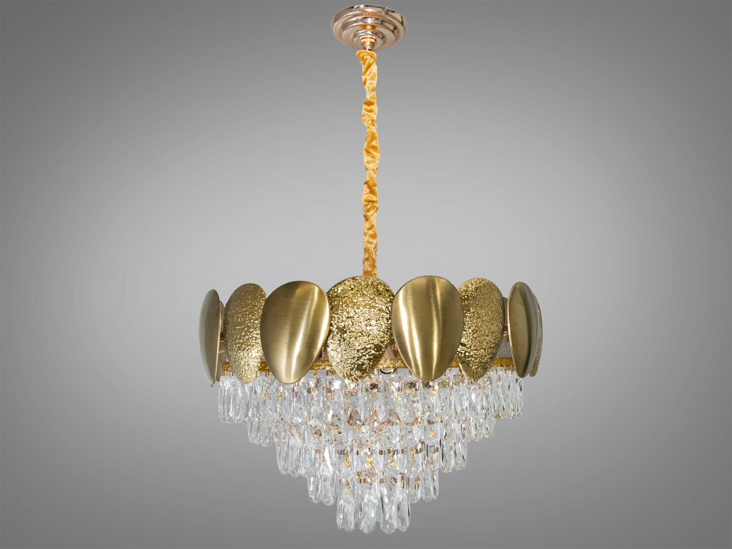 Золота кришталева підвісна люстра для вітальні на 11 ламп. Люстра має ідеальне співвідношення ціни та якості, що робить її привабливою доступною покупкою.