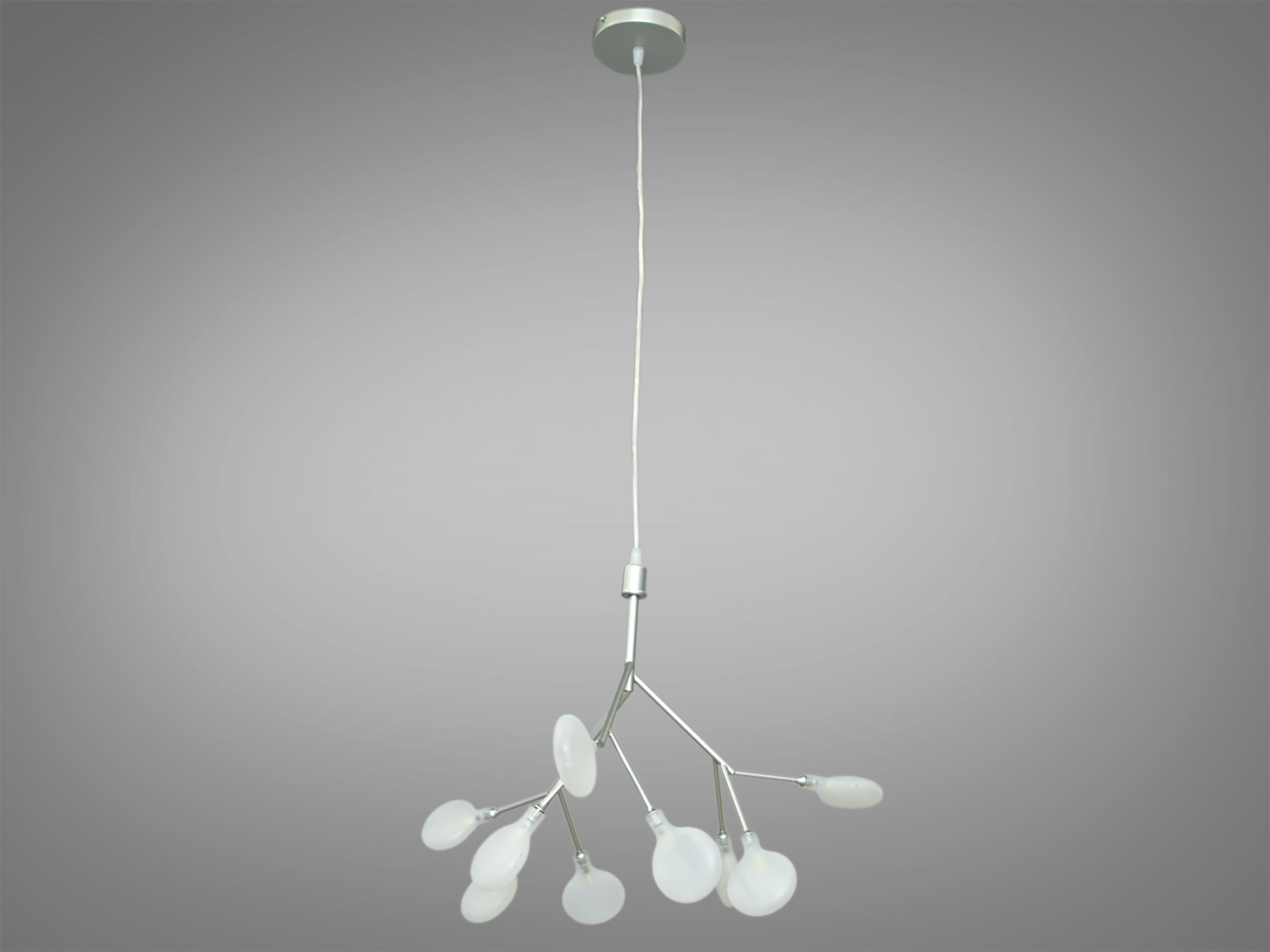 Підвісний світильник з довгим кабелем, оснащений білими плафонами у формі крапель, підвішеними на металевих прутках. Ідеальний для високих стель.