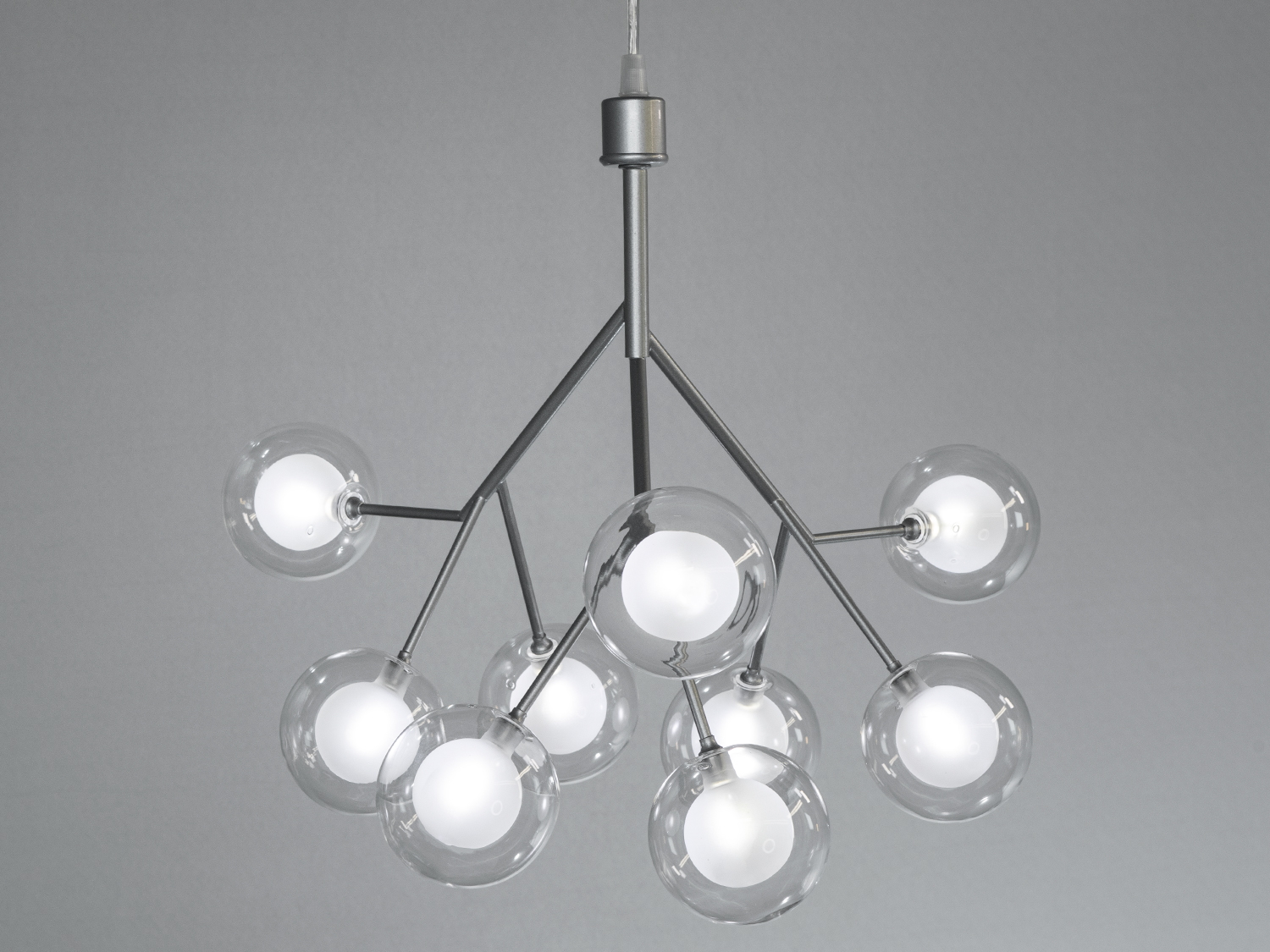 Підвісна люстра Diasha Світлячок у хромі сатин з 9 лампами та матовими скляними плафонами. Регульована висота, рівномірне світло, доречна для кухні, їдальні та вітальні.