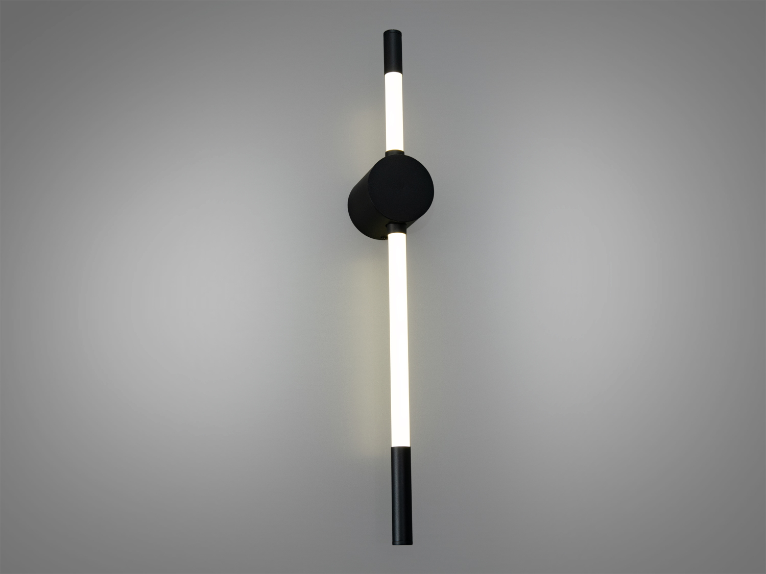 Настінний світильник з вертикальною трубчастою акриловою формою, чорний металевий корпус, біле світло. Підходить для сучасного інтер′єру.