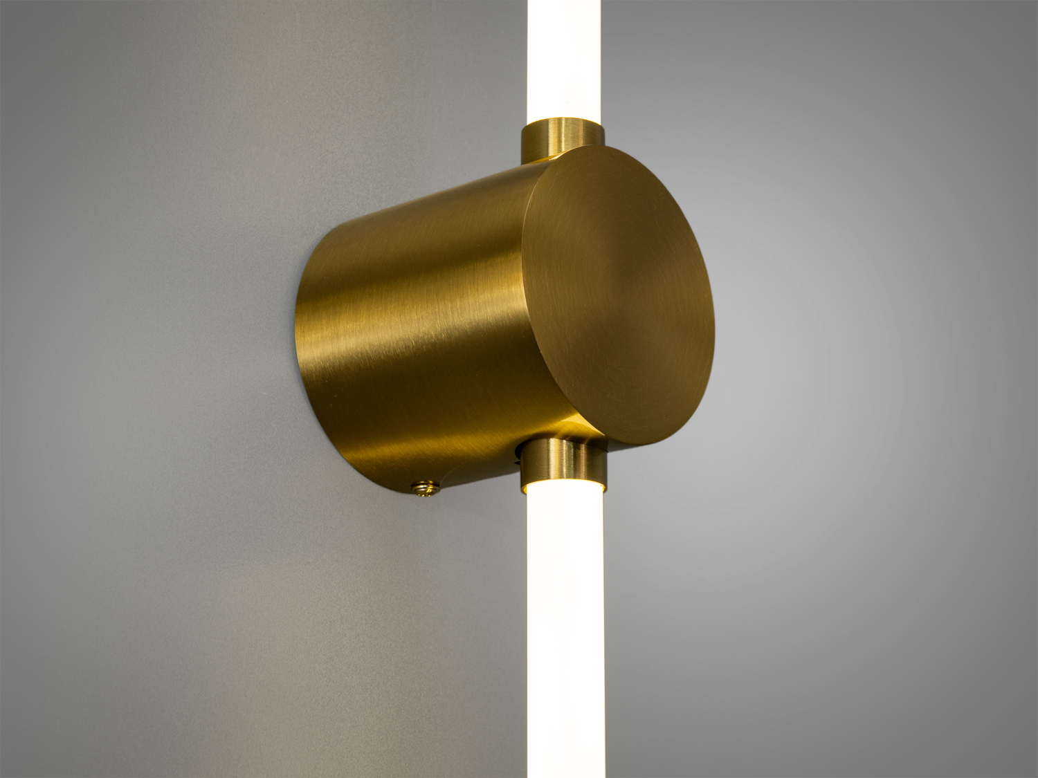 Світильник з металевим корпусом, забезпечує м′яке розсіяне світло, підходить для спальні.