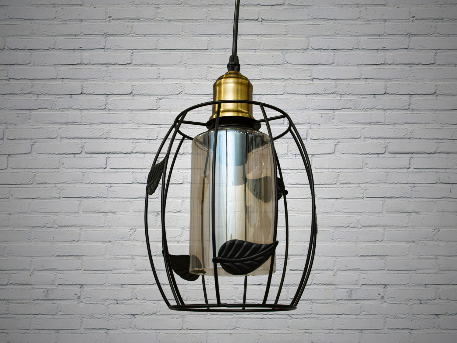 Світильник-підвіс в стилі лофт, який ідеально підходить під лампочку Едісона, об'єднує у собі вишуканість  та  індустріальний шарм. Його дизайн підкреслює автентичність та теплоту лампочки Едісона, створюючи унікальний елемент декору та освітлення.
Характеристики світильника:
Лампа Едісона як центральний елемент: Спеціально розроблений дизайн, що виділяє та підкреслює лампу Едісона як центральний елемент світильника. Застосування лампи Едісона з декоративними нитками або нестандартною формою додає виробу вишуканості та тепла. Лампочка Едісона надає приємне приглушене світло, створюючи тепло та затишну атмосферу в місці розташування світильника.
Матеріали з індустріальним виглядом: Використовуються металеві або чорні матеріали, що надають індустріальний шарм та вишуканість. Мінімалізм цього світильника підкреслить вашу індивідуальність і відчуття стилю. Металеві елементи можуть мати сліди старіння, підряпини чи інші недоліки, що є характерними для стилю лофт та надають світильнику виразний вигляд.
Лофтовий дизайн: З підвісом у вигляді ланцюга чи троса, грубими металевими деталями та відкритим дизайном, що додає стиль лофту. Стиль «Лофт» зараз дуже популярний, його люблять як творчі особистості, так і вельми практичні люди, які віддають перевагу комфорту і простоті в інтер'єрі. Світильники в стилі «лофт» ідеально впишуться в сучасні будинки, квартири, кафе, арт-простори, коворкінги, квеструми.
Підвісний світильник ідеально поєднується з іншими індустріальними деталями, такими як відкриті труби, цегла або металеві стільниці.
Можливість регулювання висоти: Дозволяє легко адаптувати світильник до різних просторових умов.
Сфери використання:
Ресторани та кафе: Створює тепло та затишне освітлення, ідеально підходить для створення атмосфери в зонах обіду або бару.
Житлові приміщення: Виглядає чудово у вітальнях, кухнях чи спальнях, додаючи індустріальний акцент до інтер'єру.
Магазини та виставкові зони: Створює стильний вигляд для приміщень, де важливий дизайн та видиму привабливість. Вигідно підкреслює стильні товари або предмети мистецтва, надаючи їм індивідуальний вигляд.
Фото- та відеостудії: Забезпечує освітлення з характером для створення унікальних фото чи відеоматеріалів.
Цей світильник-підвіс у стилі лофт з лампочкою Едісона створює особливу атмосферу, де тепло та стиль індустріального дизайну взаємодіють, надаючи приміщенню унікальний і вишуканий вигляд.
Лампа в комплект не входить.