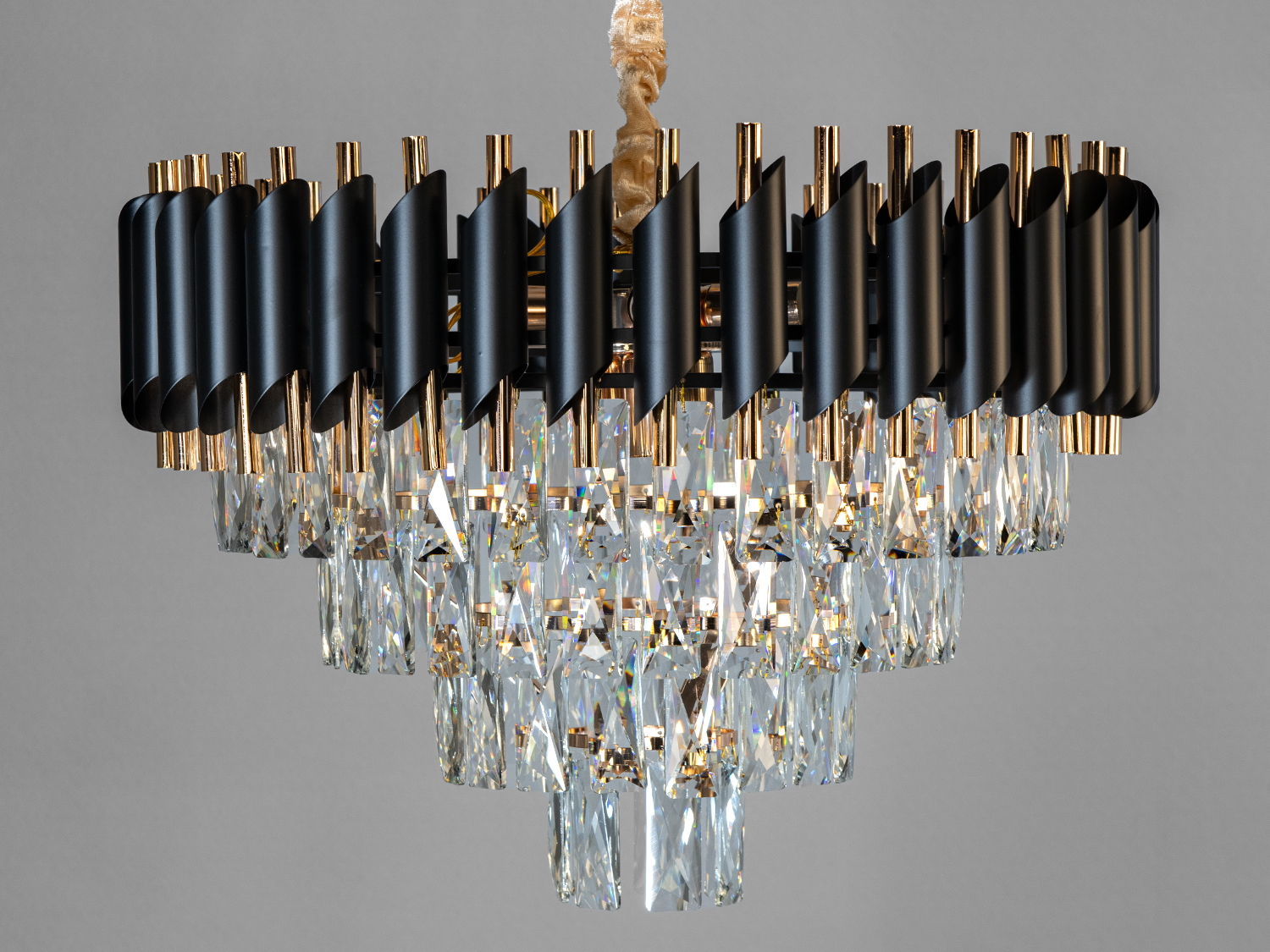 Граційна підвісна кришталева люстра в коридор від ТМ «Діаша», 9 ламп, чорний+золото, ідеальна для сучасних інтер′єрів.