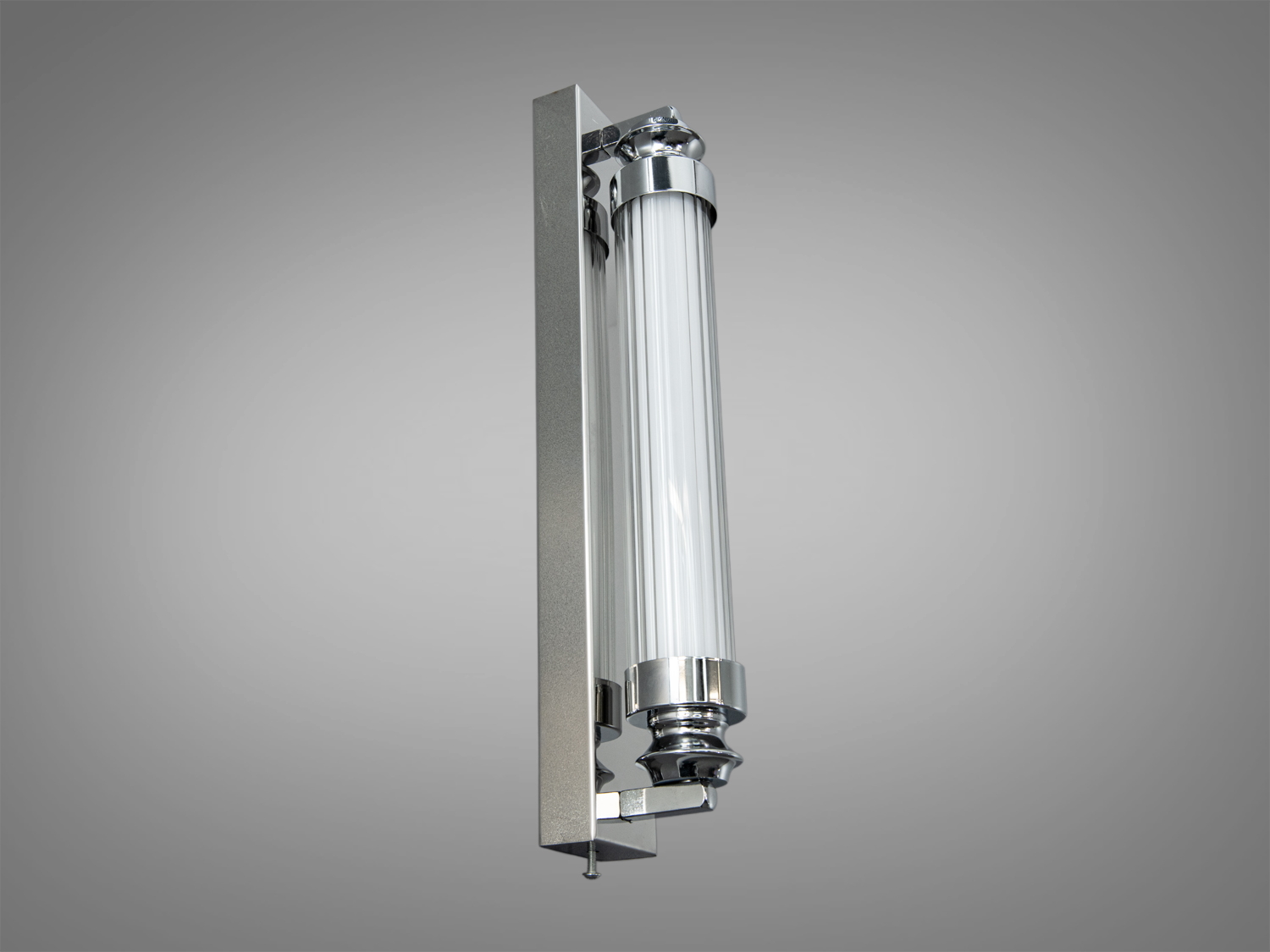 Хромований настінний світильник з вертикальними трубками, що випромінюють прохолодне світло. Підходить для ванної кімнати.