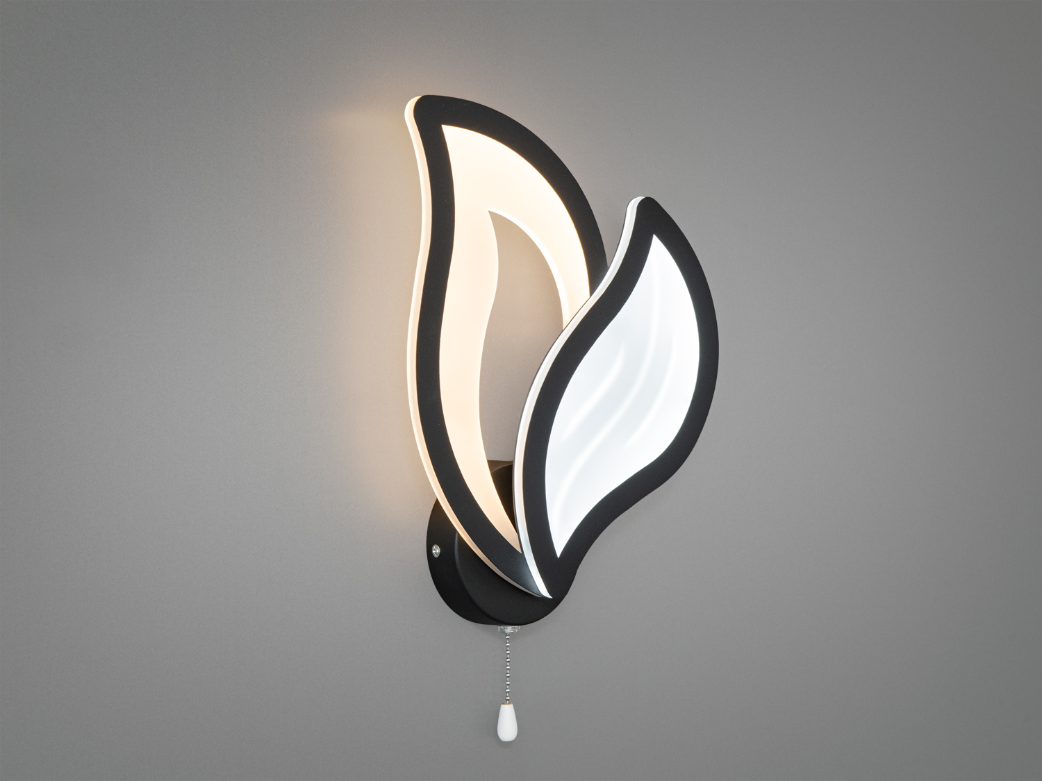 Настінний світильник з витонченим дизайном листка, що поєднує біле та тепле світло. Підходить для будь-якого інтер′єру.