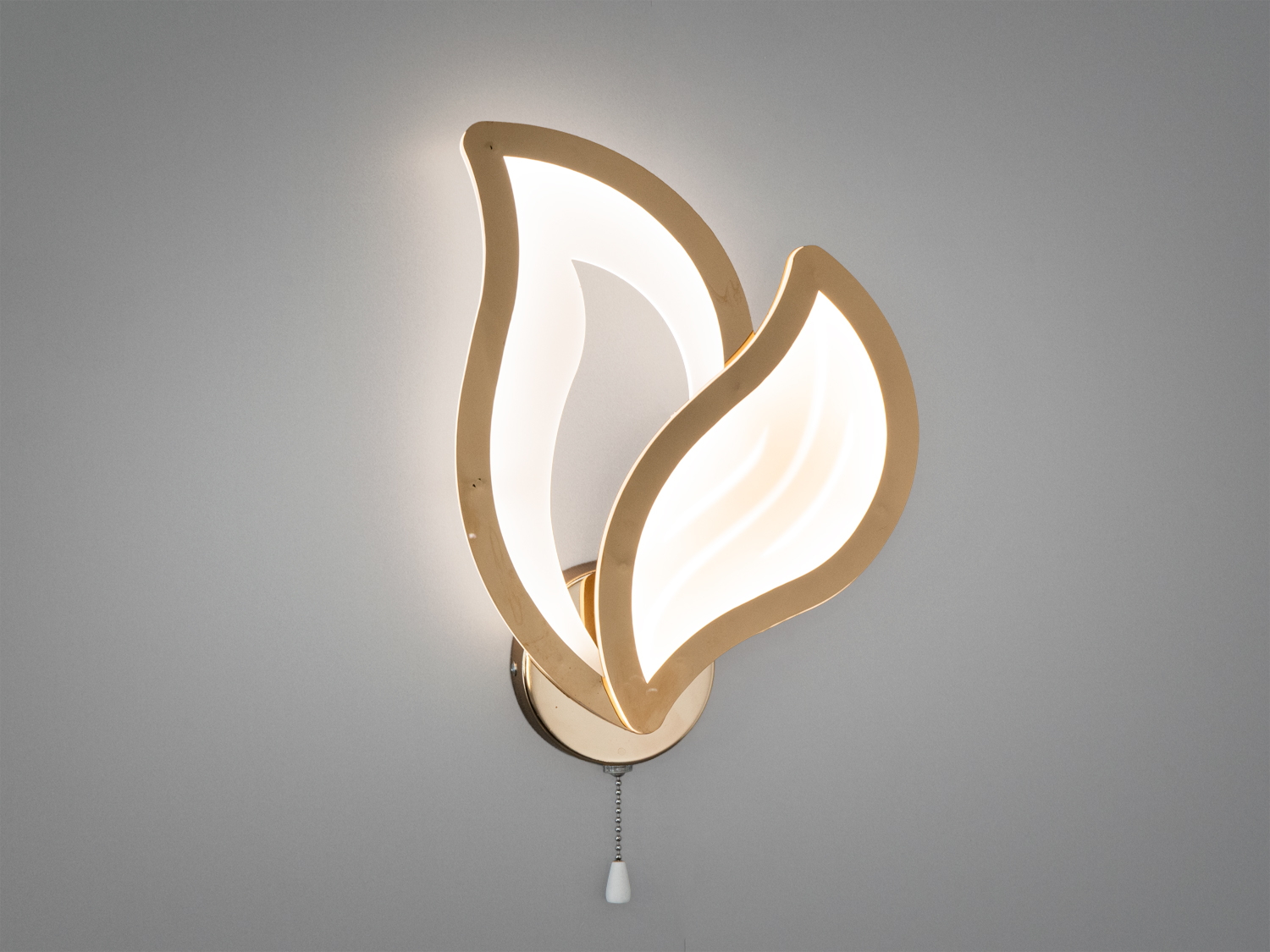 Основна частина світильника виконана з акрилу з золотим декоративним обрамленням, яке надає виробу шляхетності та тепла.