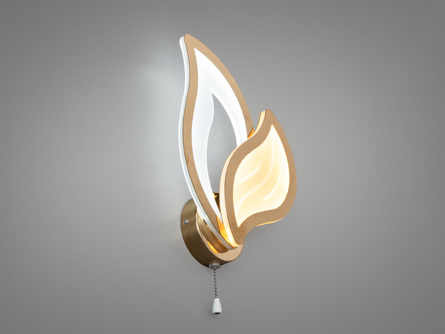 Контури пелюсток бра підсвічуються LED-світлом, що рівномірно розподіляється всередині акрилових елементів, створюючи мяке та приємне для очей сяйво. 