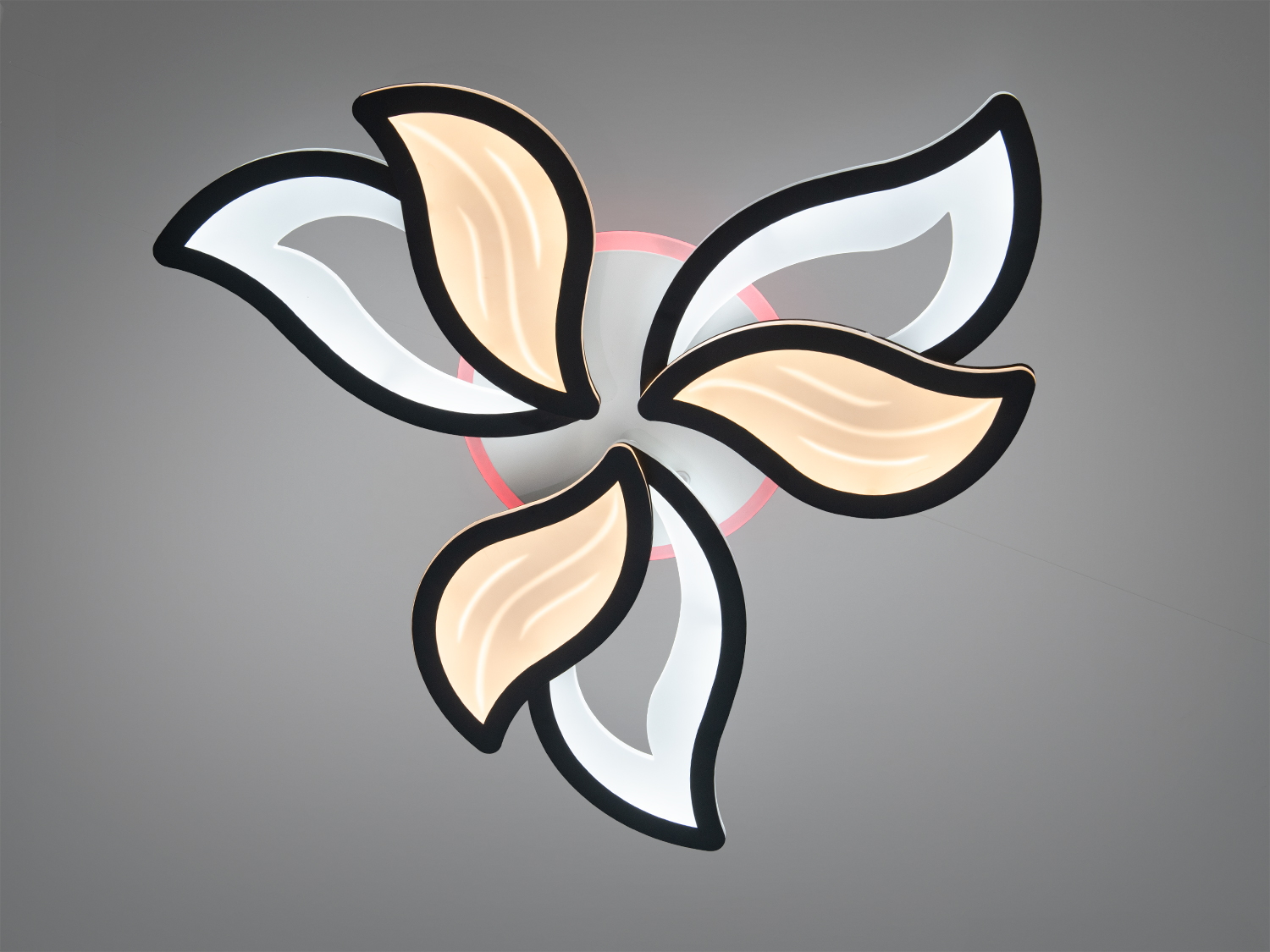 Стельовий світильник у формі пелюсток, виготовлений з легкого матеріалу. Ідеальний для вітальні, забезпечує рівномірне освітлення.