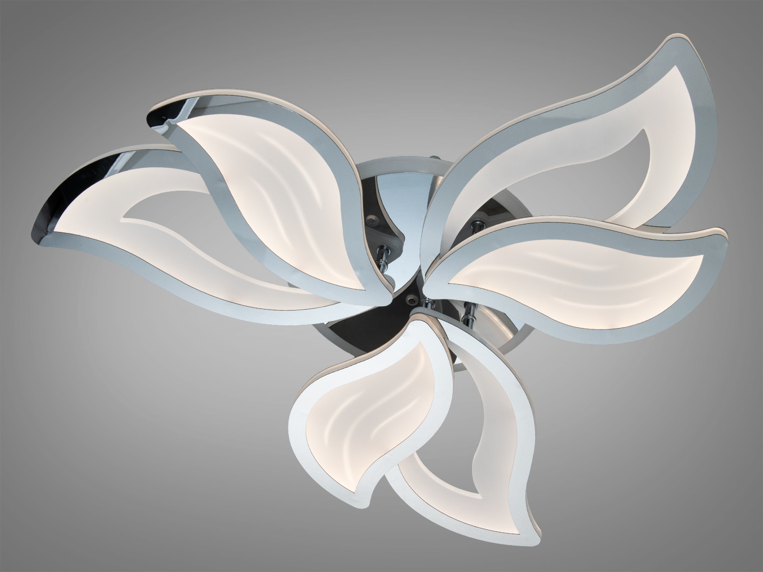 Дизайнерський світильник з п′ятьма вигнутими пелюстками, підходить для монтажу на стелю. Використовує LED-технологію.