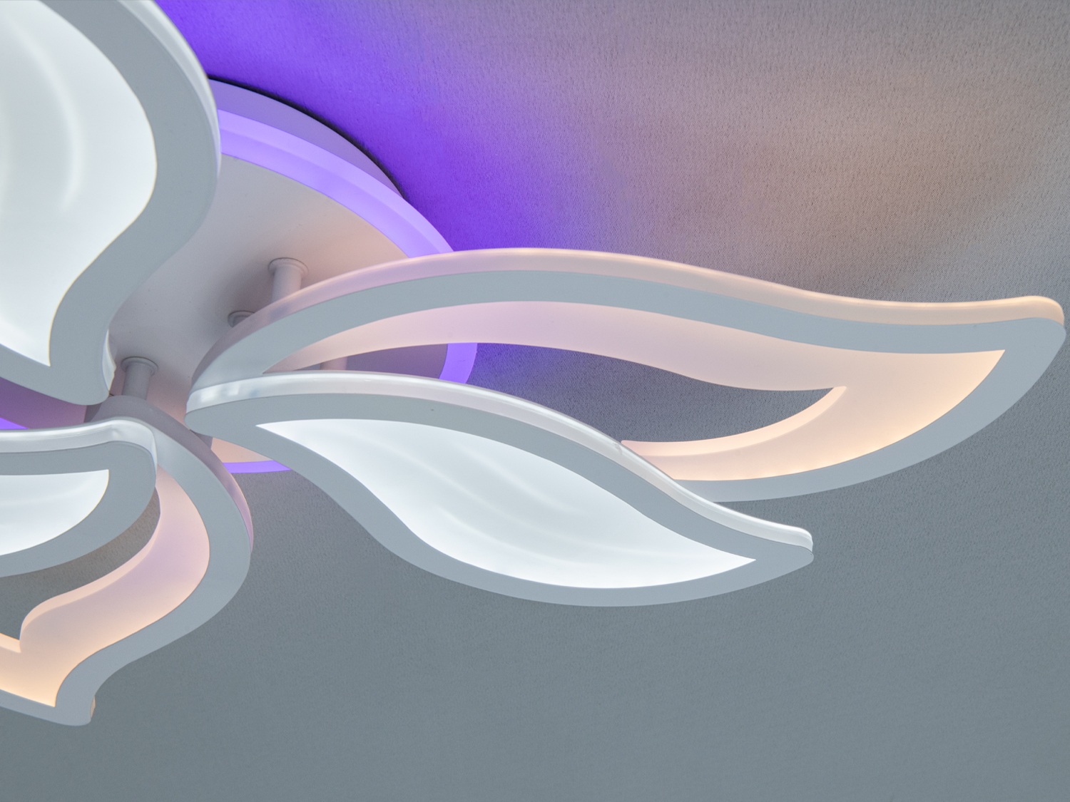 Стельова LED люстра Diasha пелюстки біла 78W