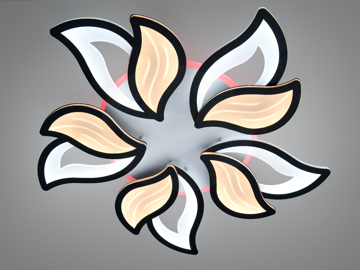 Стельовий світильник у формі пелюсток з можливістю зміни кольору підсвічування, що підходить для сучасних інтер′єрів.